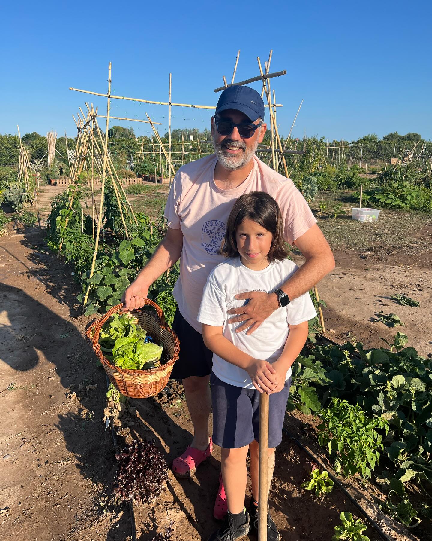 El calor no nos para!! 🥵💪🏼
En @cheterreta seguimos trabajando para cosechar nuestros vegetales frescos, sanos y agroecológicos!!
Rafa y Pablo ya tienen su cesta completa!!
Y vos que esperas para tener la tuya??
Reserva ya una parcela en Che terreta y comienza la aventura de la agricultura ecológica con tu familia! ##
Les esperamos!! ♥️