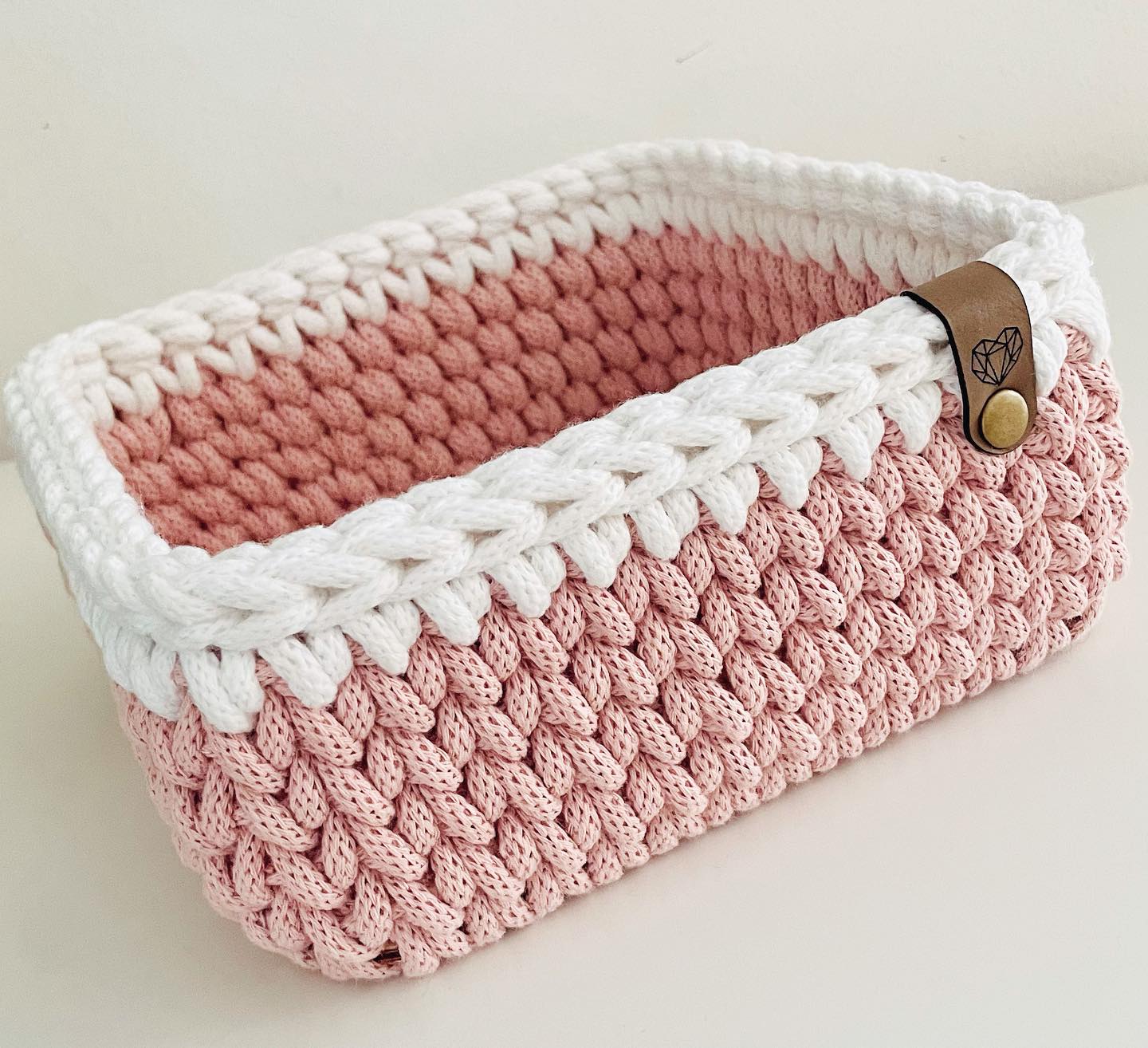 Schade, dass das Wochenende schon wieder vorbei ist ... Aber zum Start in die neue Woche gibts noch schnell dieses hübsche Körbchen, welches schon bald in ein süßes Mädchenzimmer ziehen darf 💕
#häkeln #bobbiny #mädchenzimmer #kinderzimmer #dekoration #häkelkorb #beautifulhomes #austria #diy #münchendorf #crochet #decoration #home