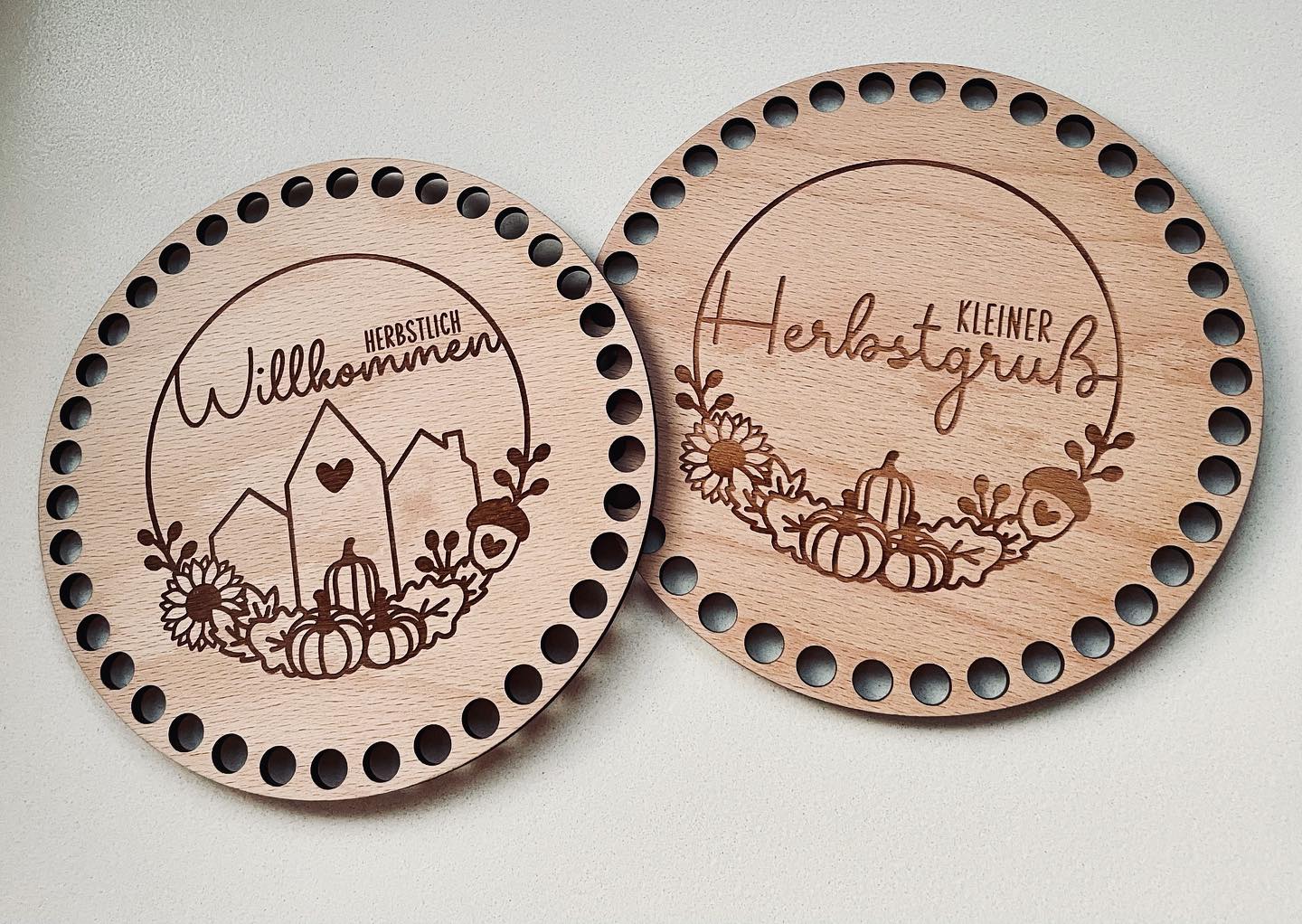 Herbstböden im Juli 🤯 ich war noch nicht mal im Sommerurlaub und ihr seid schon fleißig am Herbst dran ... bewundernswert 😍
#häkeln #diy #häkelböden #holzböden #korbbäden #austria #hygge #crochet #diyaustria #münchendorf #österreich