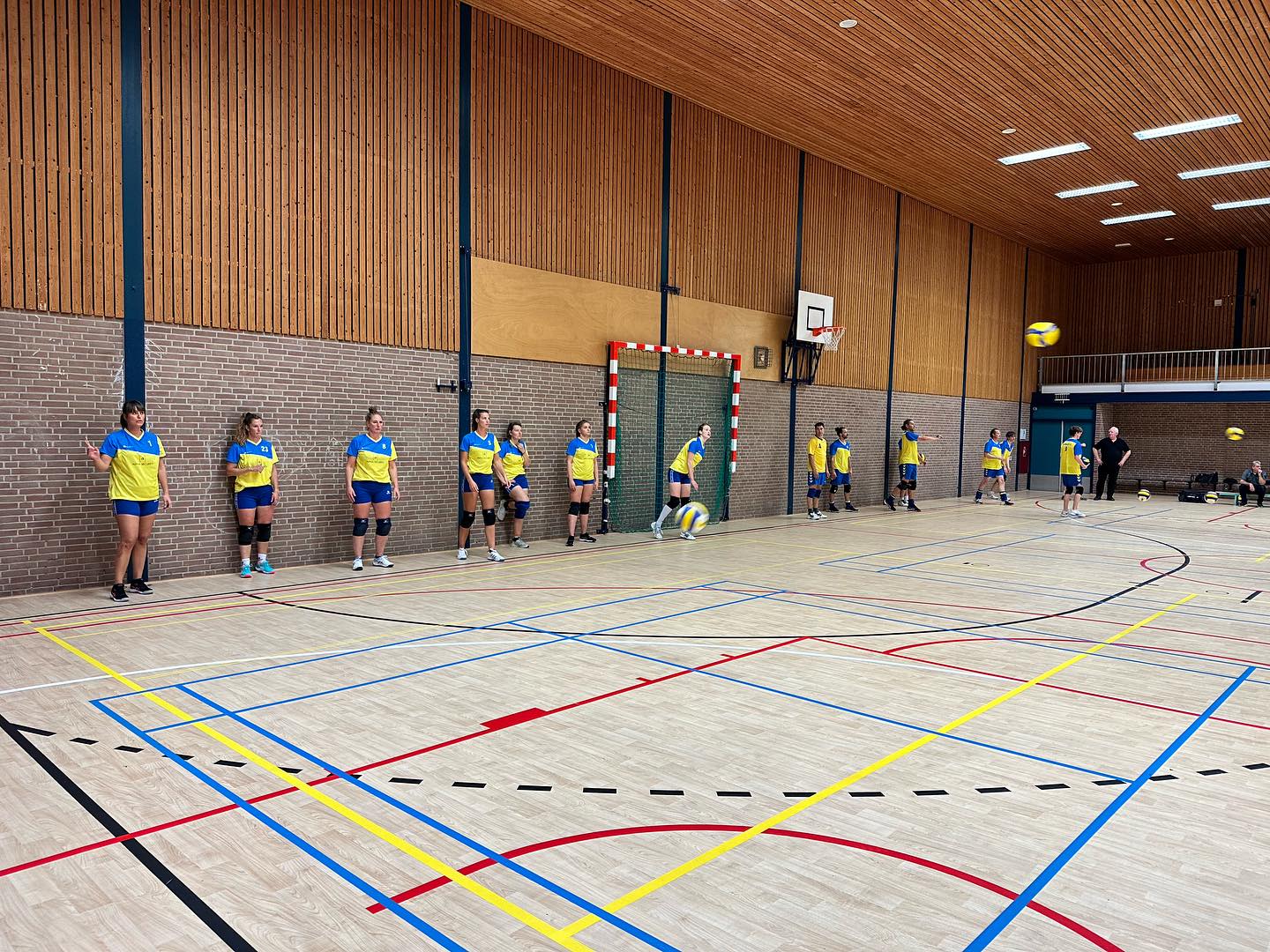 Heren en dames op de velden naast elkaar 💪🏻 go sporting!!