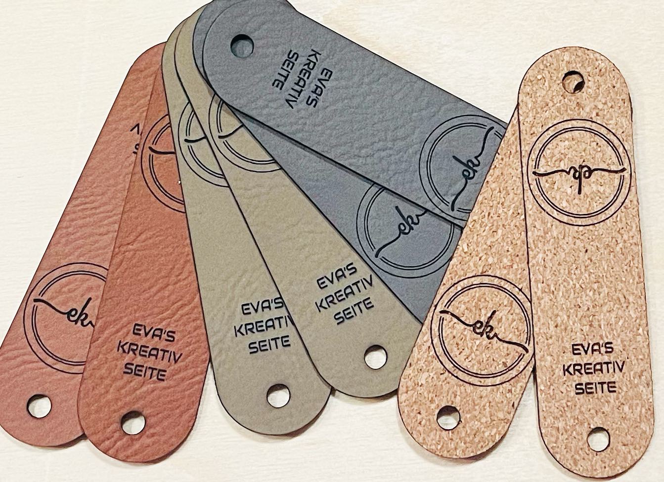 hier werden mal neue Farben getestet ☺️ Elefantengrau 🐘 und Kork 😍 bin schon gespannt wie die neuen Farben auf deinen tollen Körben aussehen werden @evaskreativseite 🥰
#labels #bobbiny #häkelgarn #personalisiert #lederlabel #diy #dwyl #austria #kork #häkeln #häkelkorb #deinlabel #crochet #österreich #häkelliebe #handmade #handmadeinaustria