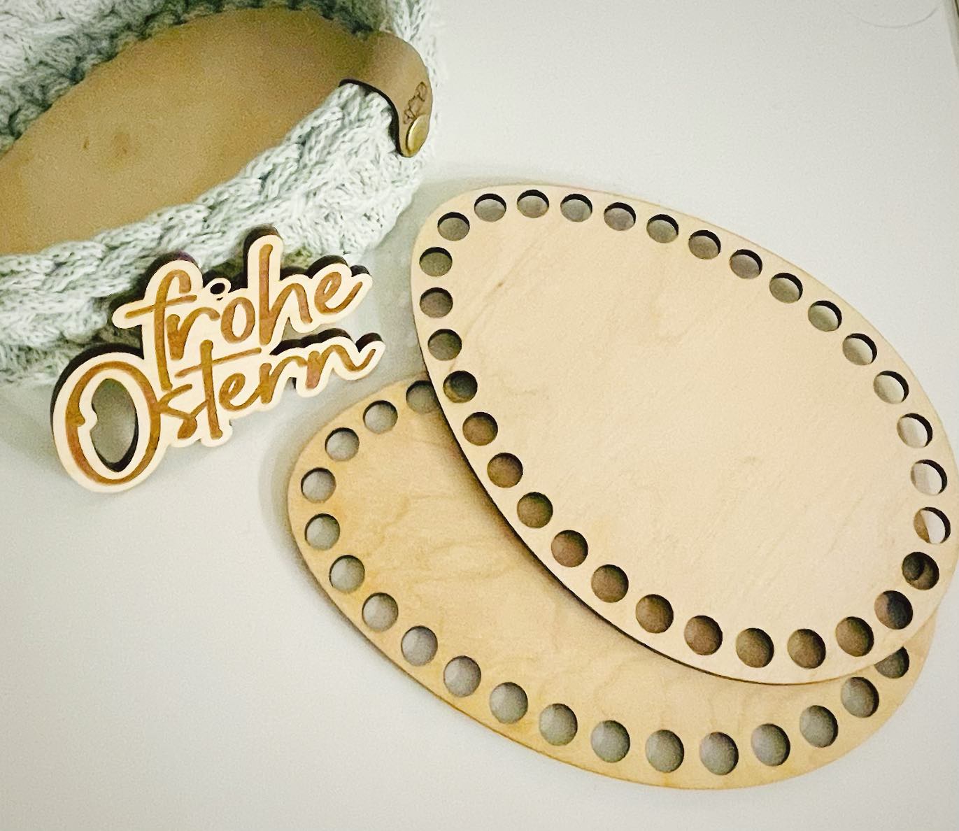 Ostern kommt schneller als man denkt 🫣 deshalb läuft die Produktion schon auf Hochtouren ☺️ ab sofort gibts die Holzböden auch in Ei-Form 🥚 gerne auch mit Gravur 🐰
#ostern #häkelboden #holzboden #häkeln #diy #easter #froheostern #happyeaster #osterbaum #holzanhänger #häkelkorb #körbchen #osterkörbchen #handgemacht #handmade #hygge