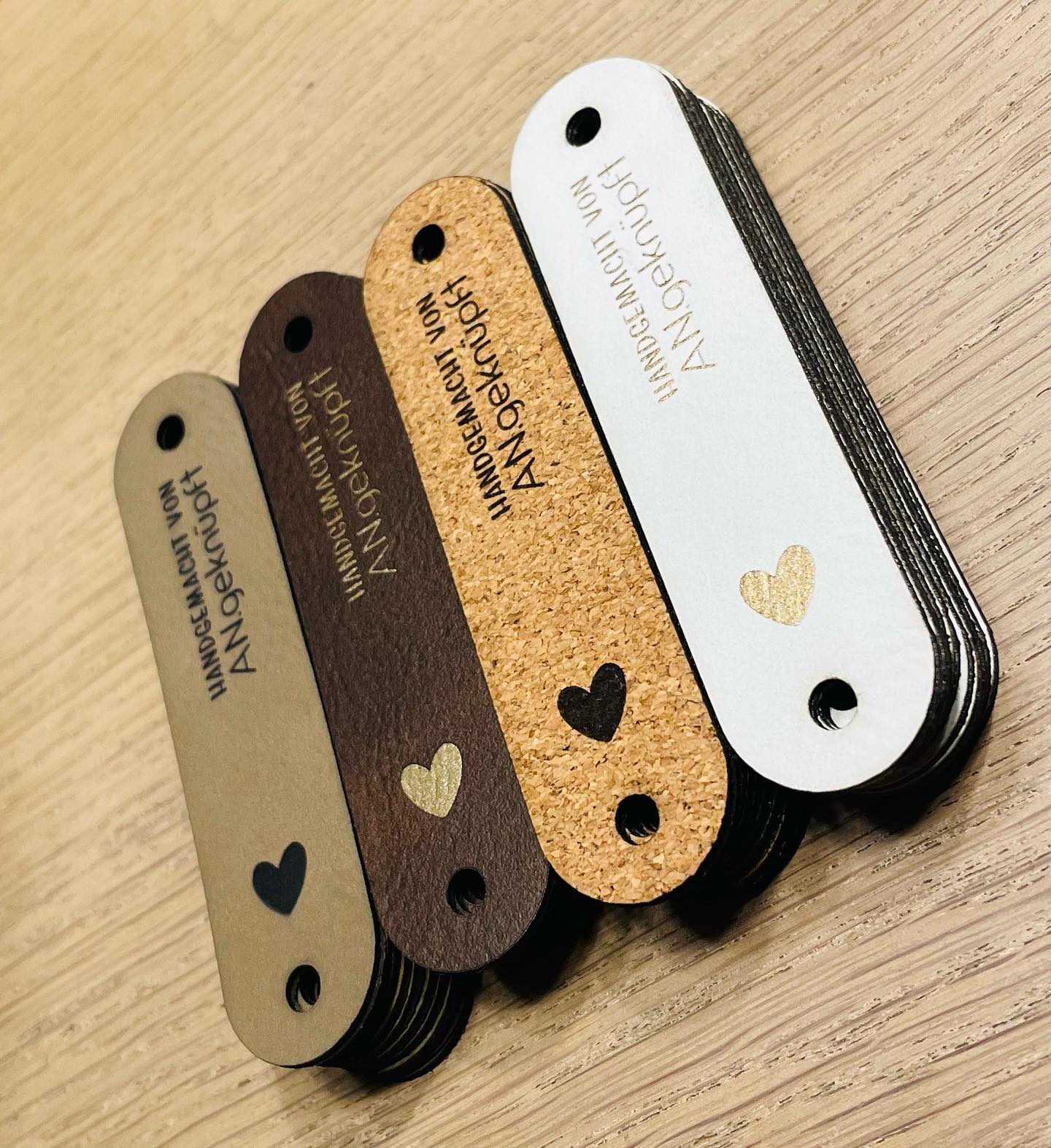 Zuwachs bei den Labelfarben ... ♥️ jetzt auch 2 Varianten mit Goldgravur ... und Kork! Ich kann mich nicht entscheiden, welche mir am besten gefallen 🤔
#labelliebe #labels #personalisiert #häkeln #diy #handarbeiten #nähen #austria #österreich #handmade #dowhatyoulove #crochet #häkelliebe #münchendorf #diyaustria