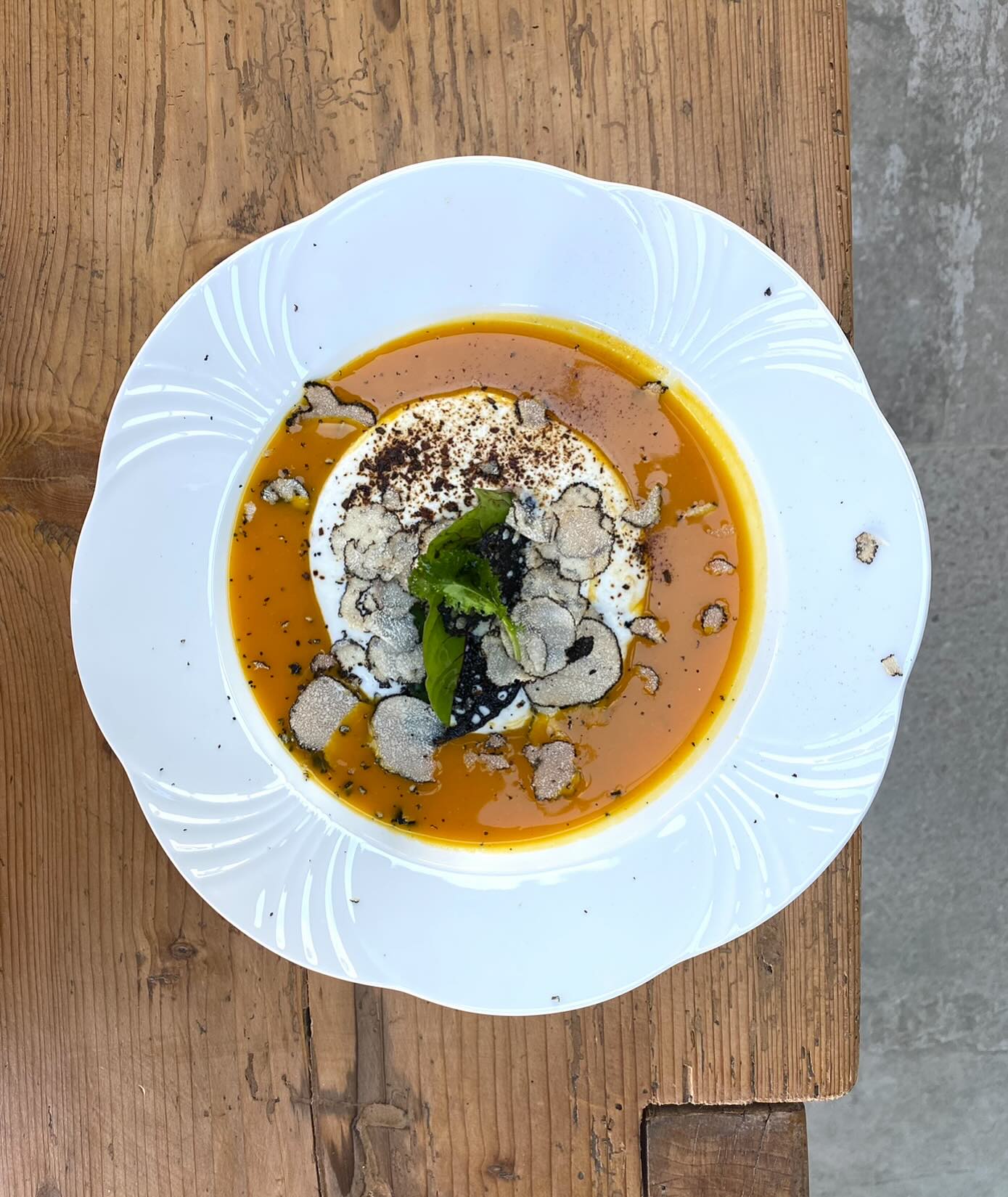 5-Gänge Menü bei Heimathungrig in Zusammenarbeit mit Fabians Kochkunst- das kulinarische Spitzen Erlebnis! ✨ @fabians_kochkunst
—
Wann? 24.08.2024, 18 Uhr
—
Was?
Starten Sie den Abend mit einem erfrischenden Aperitif und einer Auswahl an kleinen Häppchen, die den Gaumen auf die kommenden Gänge einstimmen. Lassen Sie sich von der Kreativität und den saisonalen Aromen überraschen.
Genießen Sie eine delikate Vorspeise, die frische und regionale Zutaten in den Vordergrund stellt. Ob ein Gruß aus der Küche oder Suppe – hier werden die Geschmacksnerven auf subtile Weise angeregt.
Ein leichtes Zwischengericht sorgt für eine spannende Fortsetzung des Abends. Lassen Sie sich von einer harmonischen Kombination aus Fisch oder vegetarischen Optionen begeistern, die kunstvoll zubereitet werden.
Das Hauptgericht bildet den Höhepunkt des Menüs. Ob feinstes Fleisch, zarter Fisch oder eine exquisite vegetarische Kreation – hier erwartet Sie ein perfekt abgestimmtes Gericht, das alle Sinne anspricht.
Der krönende Abschluss des Menüs ist ein Dessert, das die Sinne verzaubert. Freuen Sie sich auf eine süße Versuchung, die das kulinarische Erlebnis harmonisch abrundet.
—
Preis?
85 Euro exkl. Getränke
—
Reservieren Sie rechtzeitig, um sich dieses besondere Geschmackserlebnis nicht entgehen zu lassen. Wir freuen uns auf einen genussvollen Abend mit Ihnen!
#bio #regional #Superfood #vegan #biozertifiziert #gesund #vitamine #franken #foodphotography #heimatliebe #kauflocal #eisen #familie #aronia #likör #saft #deutschland #startupbusiness #nachhaltig #supportsmallbusiness #supportyourlocal #sanddorn #kürbis #geschenkideen #trockenbeeren #familienbetrieb #nachhaltigkeit #trüffel #hofladen