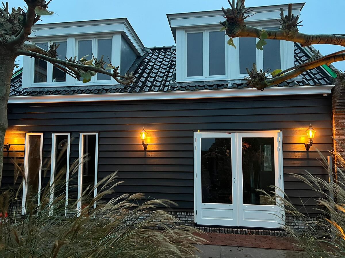 We zijn weer blij verrast met fantastische foto's van een recent project! Voor dit huis zijn kozijnen uit onze uitgebreide voorraad gebruik gemaakt. Deze kunnen we in allerlei afmetingen direct uit voorraad kunnen leveren. Droom jij ook van zo'n prachtig resultaat? Ontdek jouw kozijnen en bestel ze vandaag nog via info@edvanduin.nl!
#kozijnen #wooninspriratie #wonen #woon #buitenverlichting #tuindeuren