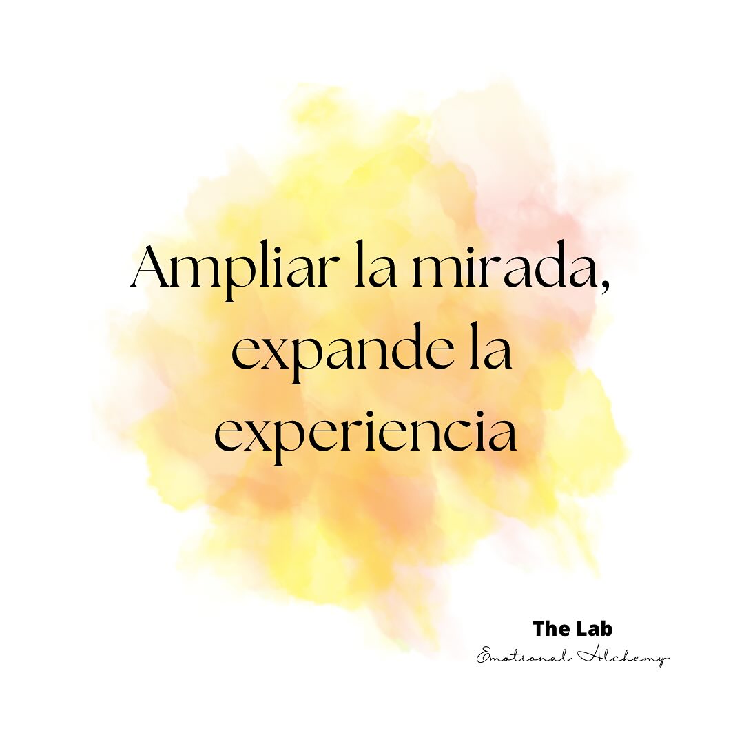Acostumbrarnos a ampliar muestra mirada es una gran herramienta. Preguntarnos ¿qué más hay en esta experiencia? O ¿Qué está dejando afuera mi mirada, que pudiera integrar? Nos ayuda a ampliar lo que logramos ver, y por lo tanto experimentar. Si sientes que tienes algún tema que no logras atravesar, pregúntate de que manera puedes flexibilizar tu mirada para verlo desde una perspectiva mas amplia, que incluya mas y ve como esto cambia la experiencia. Me encantará leer tus comentarios!