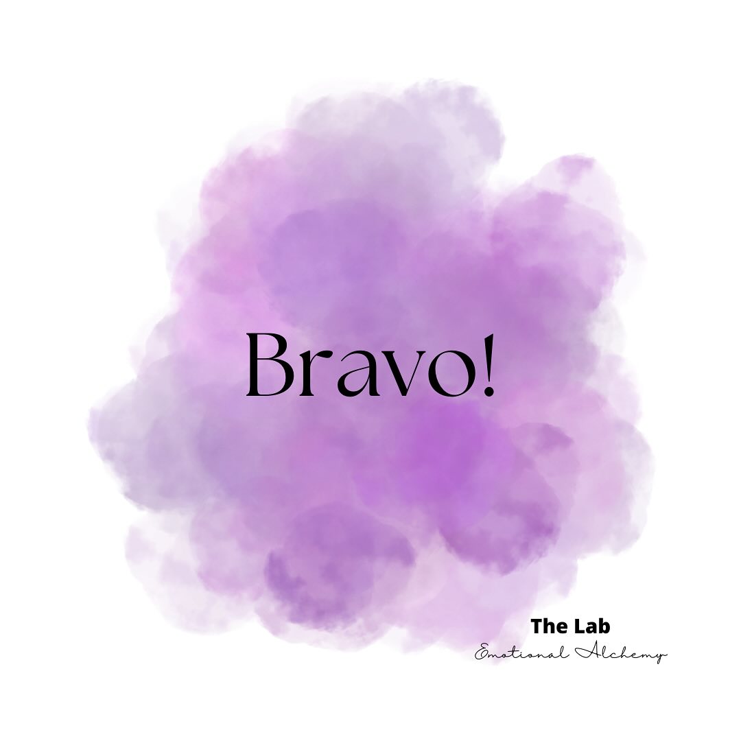 🇬🇷🩵 Pasé 5 dias increíbles en una isla griega con mi gran amiga Lara, y ella me enseño con su ejemplo a aplaudirme. La escuchaba diciendo continuamente “bravo lara” o “bravo vero” y estos aplausos al alma llegaban en momentos simples… en un clavado al mar, en un desayuno delicioso, o en una sesión de lagrimas y risas… después de una meditación o brindando con una copa de vino… y así de bravo en bravo, fuimos reconociendo lo increíble que es esta experiencia de estar vivas, y como nuestra decisión consciente sobre nuestro camino nos ha llevado al lugar al que estamos hoy… No subestimemos el poder de reconocernos, son estos “bravos” a nosotros mismos que dan el espacio para actualizar la experiencia y darnos cuenta de lo mucho que hemos crecido, de lo mucho que gozamos la vida. De mi para todos ustedes… BRAVO! @larouskaki 🥰👏🏻 #agapimou