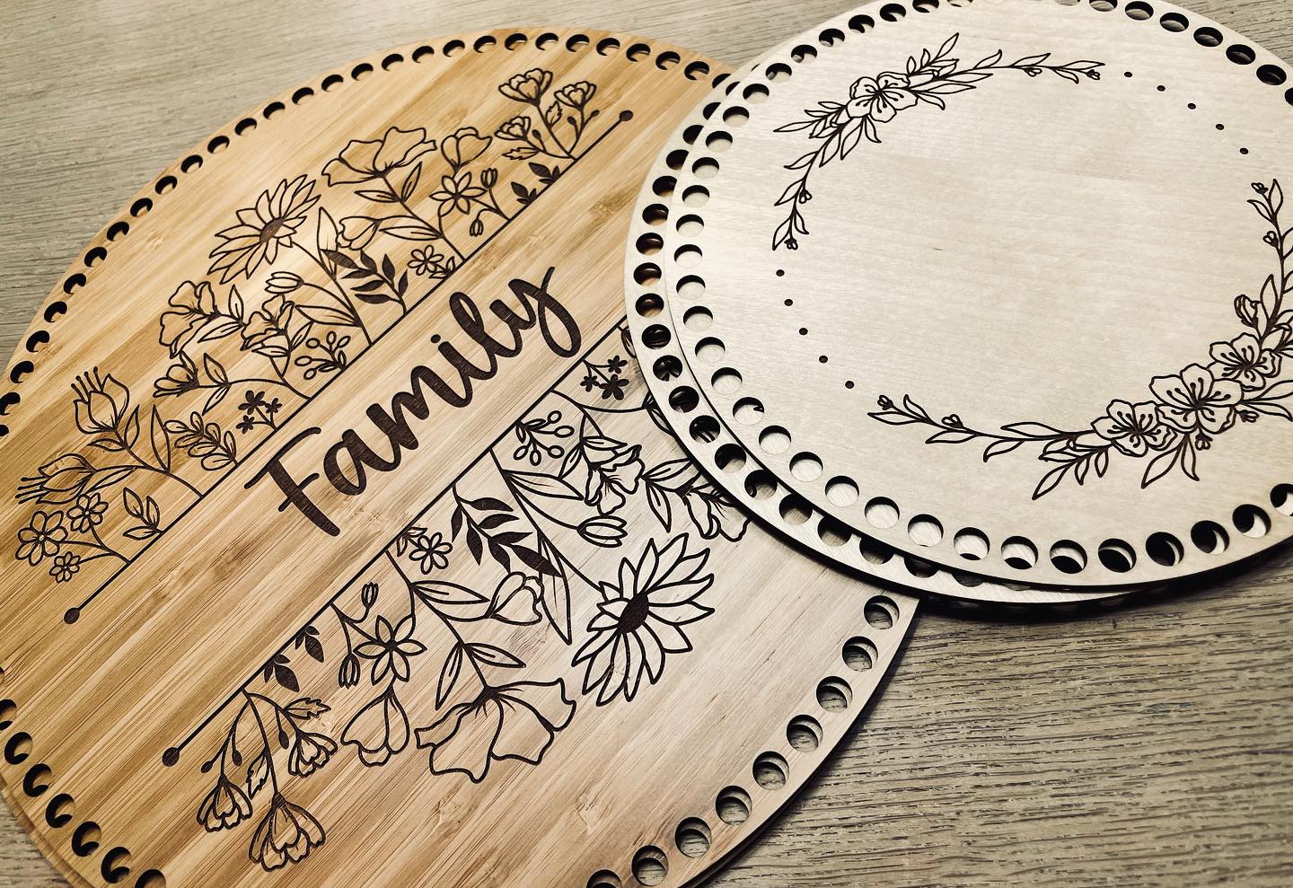 Holzböden mit Bambus- oder Ahornoptik ... Beide Varianten kann man gut feucht abwischen und eignen sich somit ganz besonders gut für Tablett's oder Etageren 🥰
#holzböden #häkeln #bambus #crochet #tablett #diy #häkelnmachtglücklich #personalisiert #austria #österreich #diyaustria #münchedorf