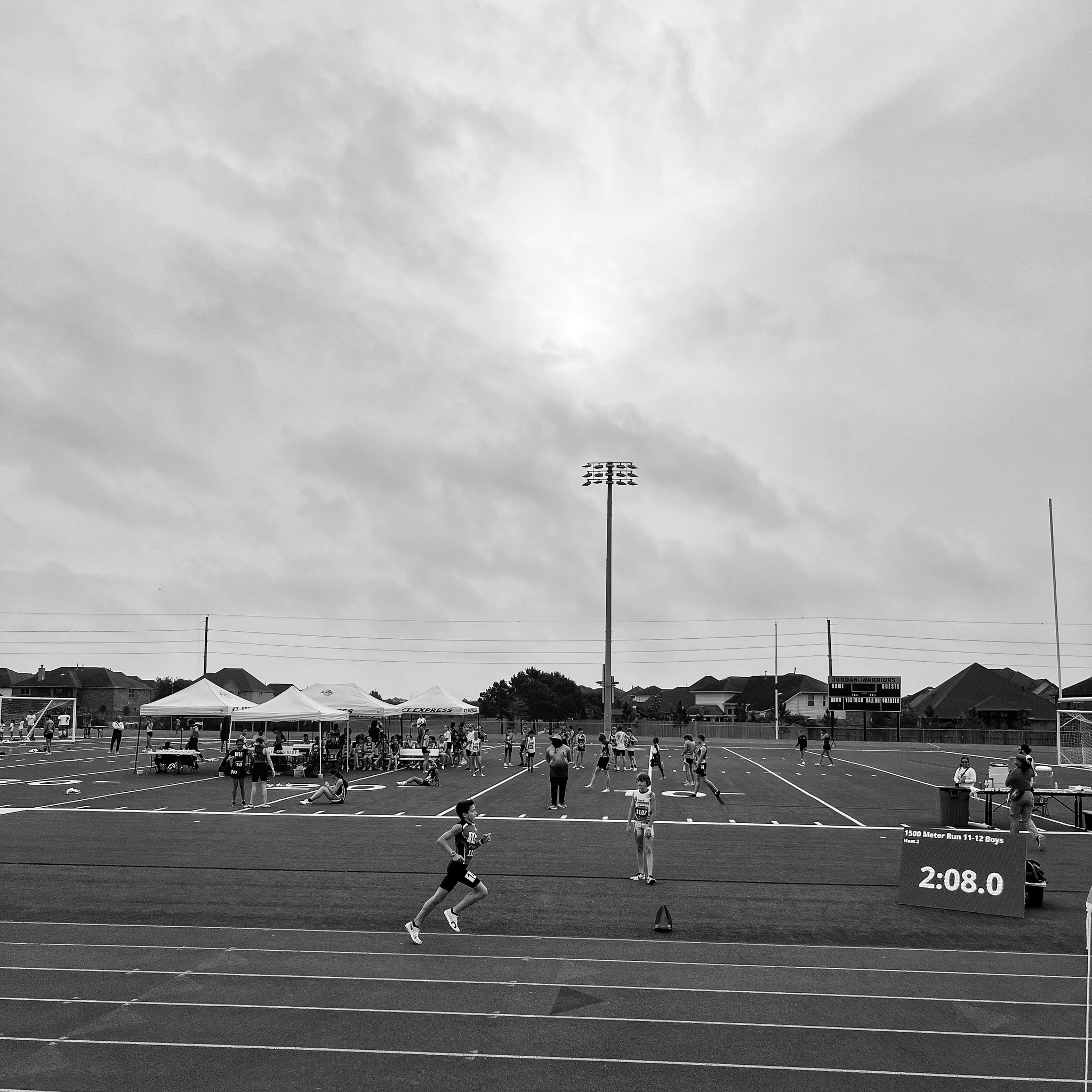 Track 🤝 Marathon Season
4:44 PR and the win for our youngest Hardlooper in the 1500m this morning (sub5 mile).
Congrats to all our Boston Marathon runners on surviving a hot one and best of luck to @smashley_runs @gnmdugger and @lukeandrewkeogh in LONDON tomorrow. Ironman Texas also on deck!
We are having our Fall marathon training discussions with athletes already, it’s not too soon to get going on your own personal training plan for BQ’s, Berlin, Chicago, New York and more. Spots are open with Coach Cal, Coach Taryn, Ultra Coach Jason, and fresh off her own Boston our newest Coach stepping up from being our registered dietician - Coach Brooke! Check out the bio’s and next steps on the website.
#TrackisBack #MarathonTraining #RunCoach