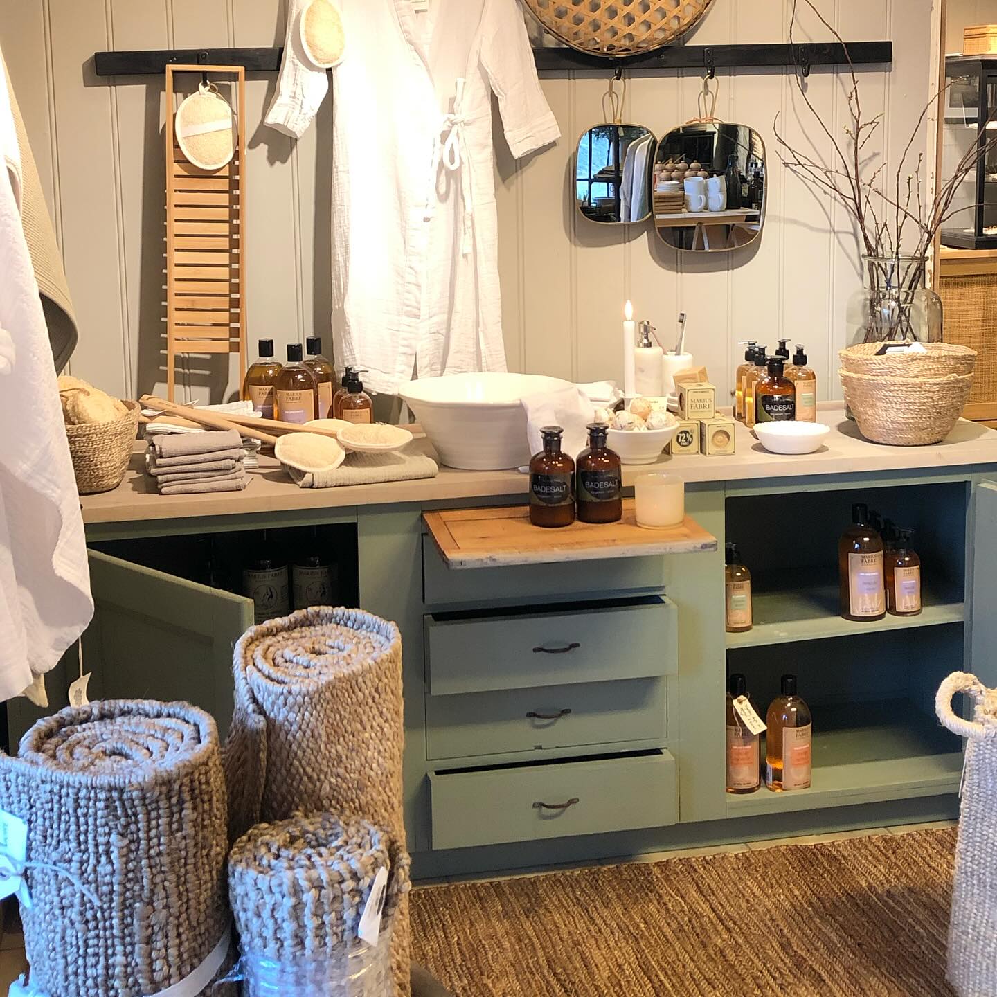 ~ vi selger den vakre kjøkkenbenken vår! (NB bildet er gammelt!)
.
Kanskje du driver butikk selv og kunne tenke deg et nostalgisk funn med mye sjarm?!
.
201 x 50 x 80h
kr 10000.-
.
Vi har åpent i 1 uke til, og hyllene tynnes ut. Nå er det 50% på det meste.
.
Jeg får enormt med telefoner og meldinger om dagen og jeg klarer dessverre ikke svare alle. Oppfordrer derfor til å komme innom butikken, nå er det litt førstemann til mølla prinsippet 😊🙏 takk for forståelsen.
.
Åpent 12-16 tir-fre , lør 10-15
.
Med ønske om en god tirsdag 🌿
.
#kjøkkenbenk #skjenk #medinnebygdfjøl #bruktfunn #nostalgi #sjarm #butikk #verksted #interiør #kjøkken