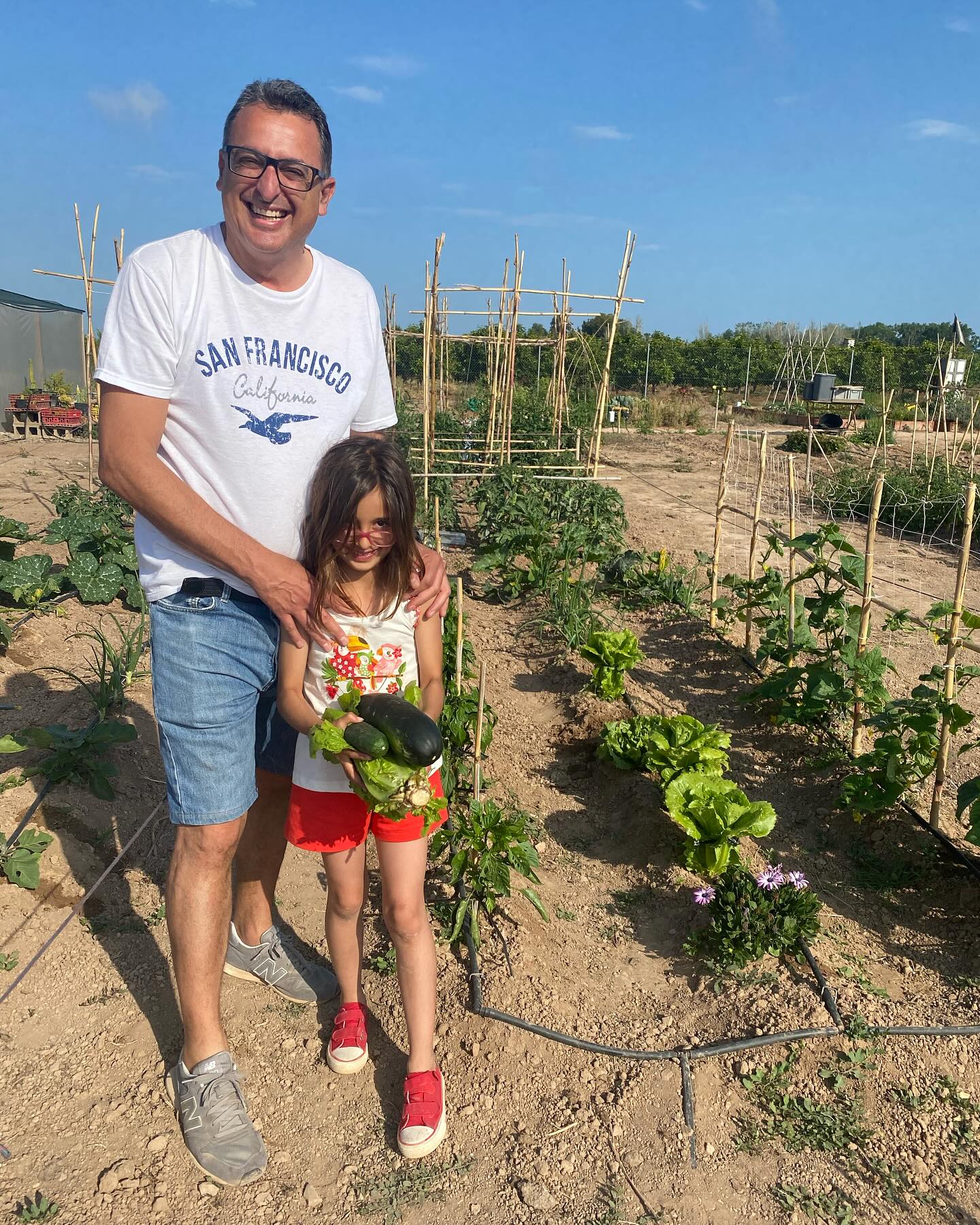 La cosecha de primavera ya empezó!!!
No hay nada más lindo, sano y satisfactorio que ir al huerto @cheterreta con tus nanos y cosechar con ellxs la cena !
Que estas esperando?
reserva ya tu parcela y comienza a cultivar tus propios alimentos agro ecológicos!!