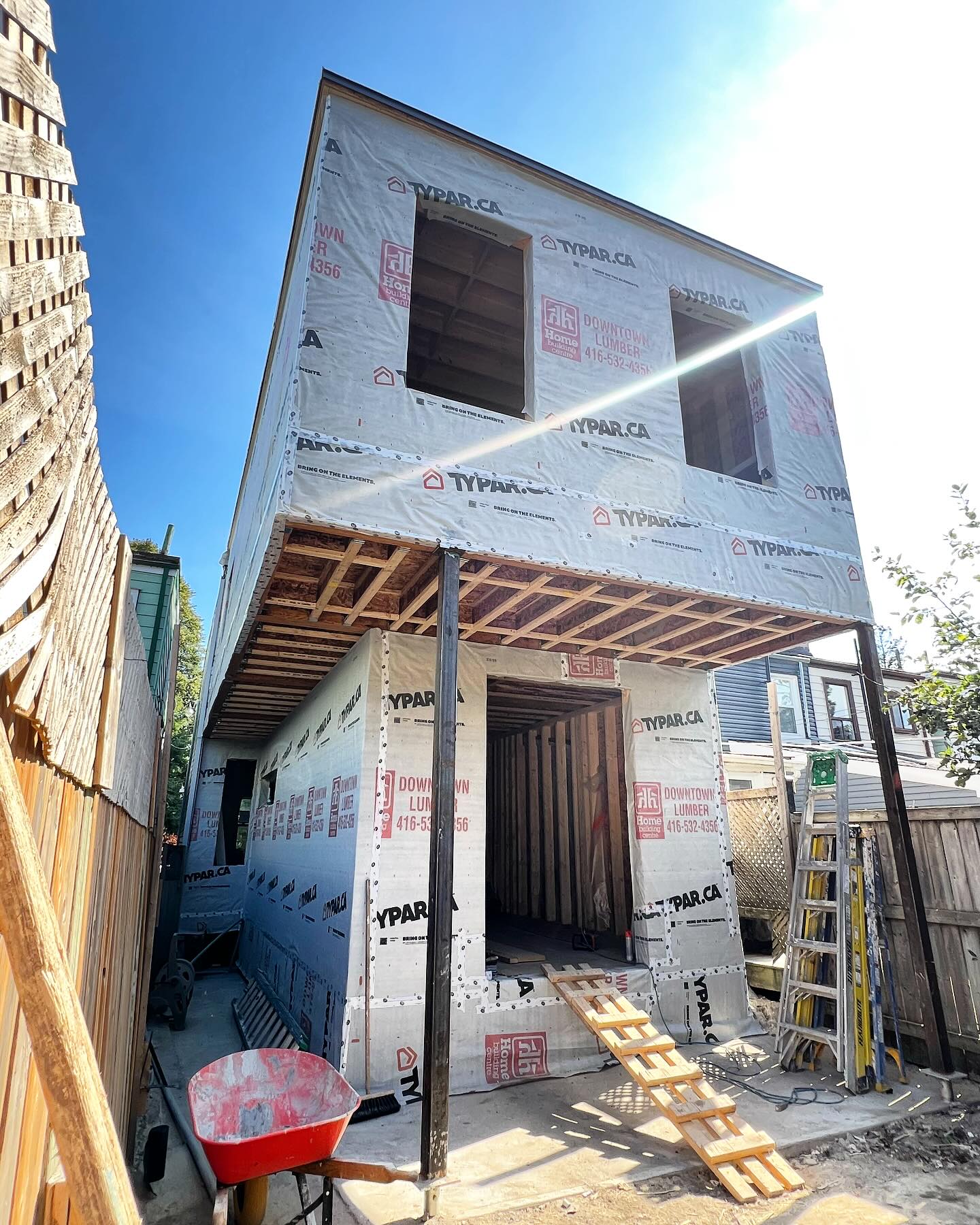 Framing and roofing completed for a 2 storey addition!!! Significant structural alterations and detailing to a house in Toronto!!! #construction #contractor #contractors #homeaddition #addition #home #homesweethome #renovation #homedesign @replacementdesign @romocontracting @dtlumbersns @downtown_lumber
