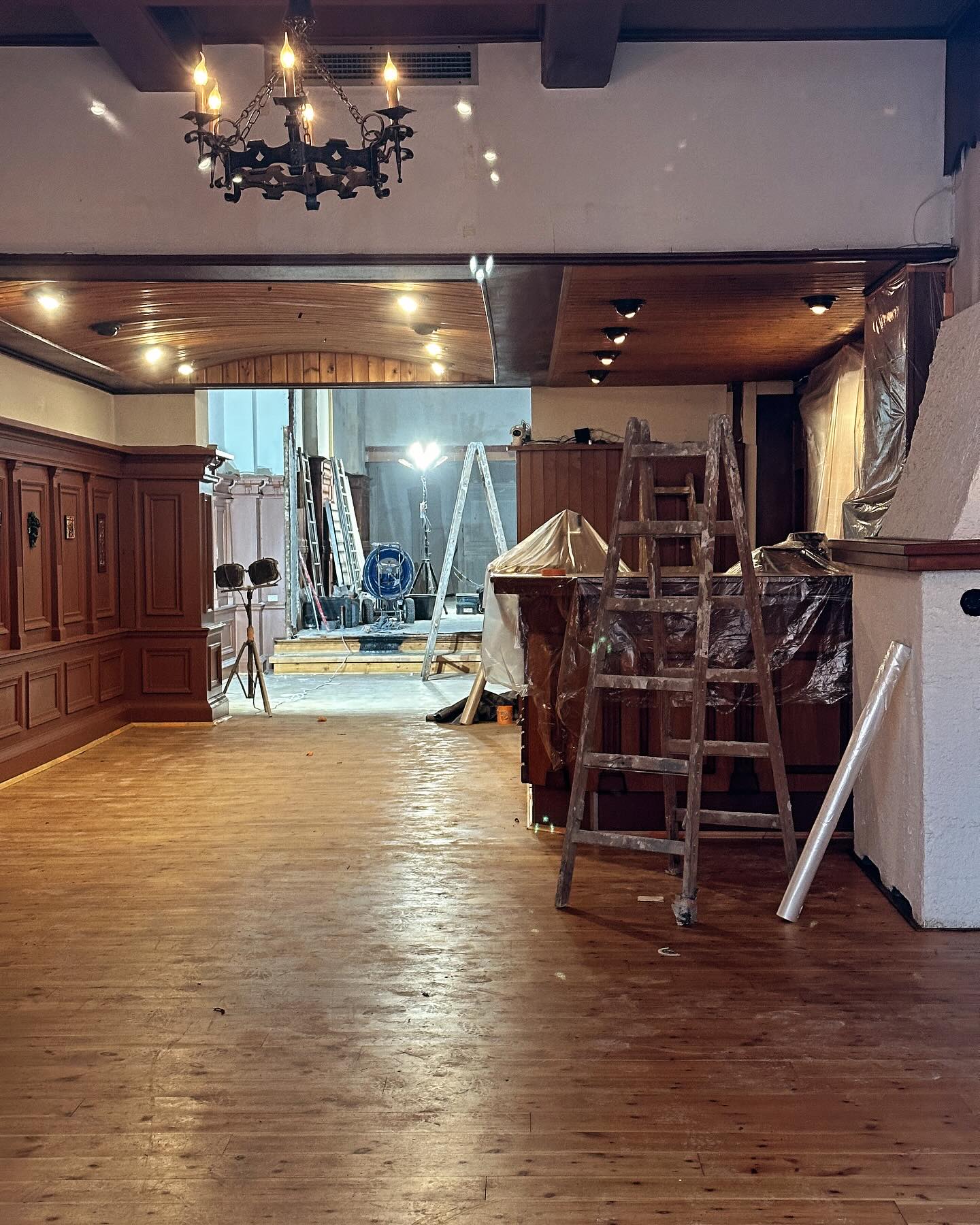 We will be fully closed from 14.11-19.11.
Installing new electrics, removing burnt-floor boards as well as the ones damaged by the water used to put out the fire, replacing the burnt step and damaged bathroom door to finally treat the entire floor so there is a uniform finish.
Nervous but happy to be at this point!