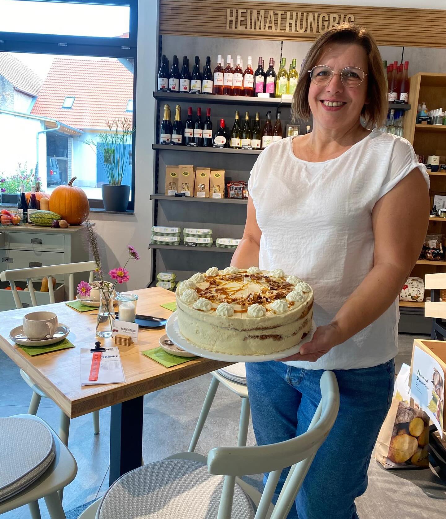 Ganz neu in unserem Heimathungrig Team - Christine 🫶!
Wir sind mächtig stolz auf sie. Sie zaubert die feinsten Kuchen, ist eine super Barista und eine absolute Bereicherung für unseren Hofladen. Nichts ist unmöglich, alles ist machbar.
Qualität und Hingabe zu ihrem neuen Job zeichnen sie aus.
Wir freuen uns sie in unserem Team begrüßen zu dürfen.
Herzlich willkommen 🫶🍀💃 #bio #regional #Superfood #vegan #biozertifiziert #gesund #vitamine #franken #foodphotography #heimatliebe #kauflocal #eisen #familie #aronia #likör #saft #deutschland #startupbusiness #nachhaltig #supportsmallbusiness #supportyourlocal #sanddorn #kürbis #geschenkideen #trockenbeeren #familienbetrieb #nachhaltigkeit #trüffel #hofladen
