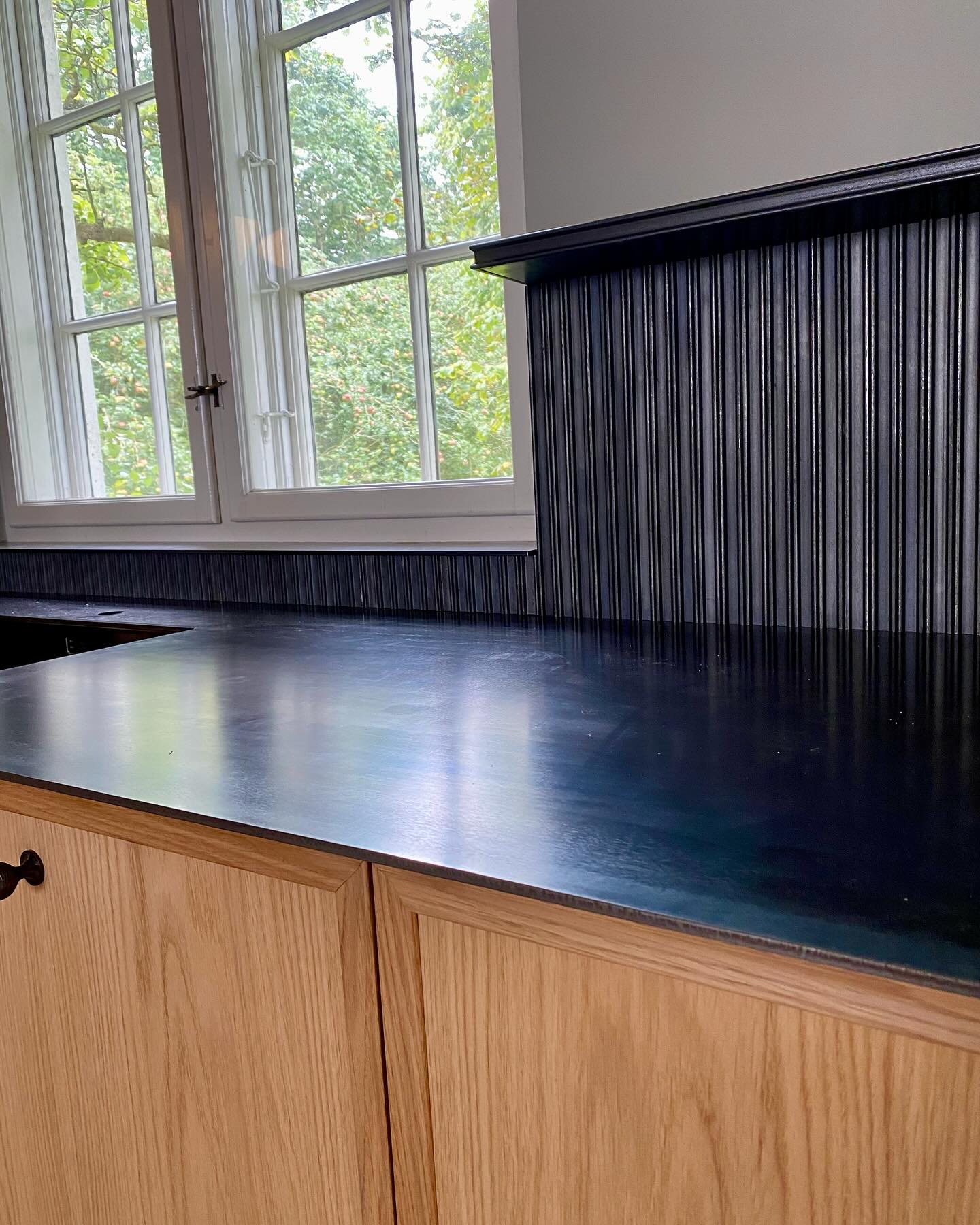 Verdens bedste @brdpagh.furniture er igang med noget af et drømmekøkken i Lehns Hus - og vi kan slet ikke få armene ned. Vi glæder os til at vise jer endnu mere 💫