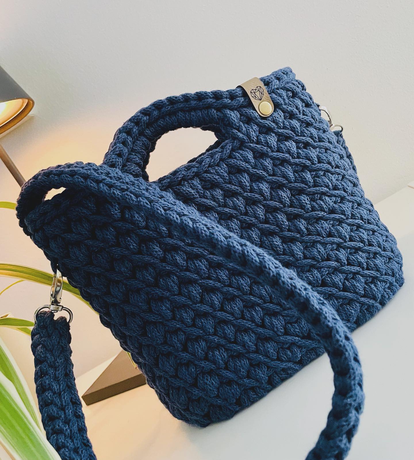 eine kleine Tasche - hier in der Farbe Jeans - perfekt für einen netten Abend.. Platz für alles was Frau so braucht ☺️
#trachtentasche #häkeltasche #häkeln #bobbiny #crochet #diy #tasche #austria #österreich #tracht #trachtenball #handgemacht #madeinaustria #bobbinygarn #häkelnmachtglücklich