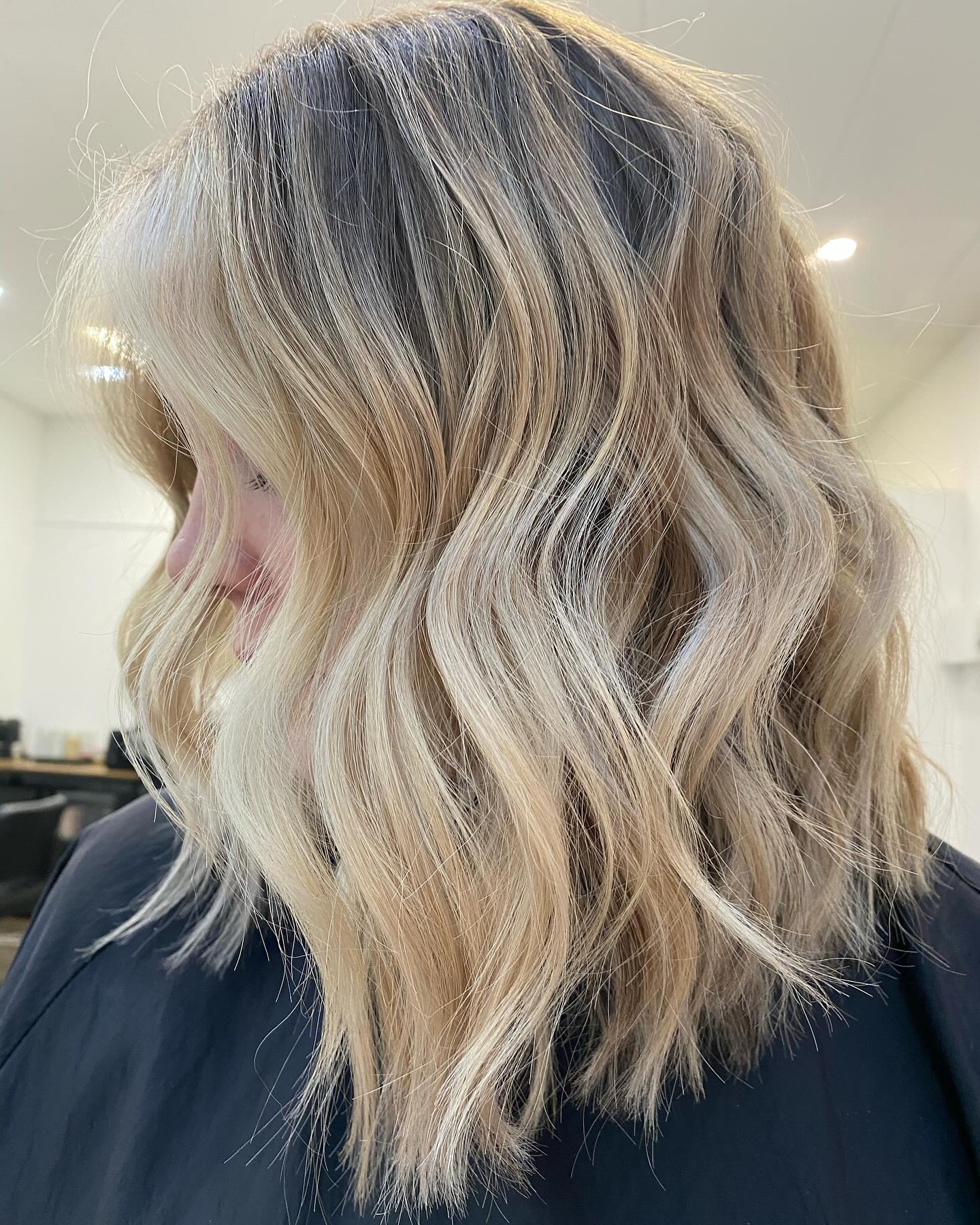 The perfect example of how adding some depth can really make your blonde POP!
This Before and After! 😮
I promise I’ve been working all year just been slack with sharing photos 😂
Anyone else’s 2024 already full throttle! 🙋🏼♀️
