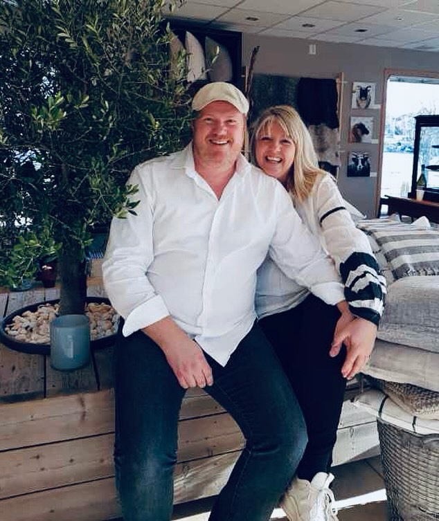 ~ takk for oss! 🙏♥️
.
Det har vært:
fantastisk gøy!
givende
utfordrende
lærerikt
slitsomt
motiverende
vemodig
.
en berg og dalbane av følelser!
.
Vi vil takke alle dere kjære fine kunder som vi har vært så heldig å bli kjent med, noen har blitt gode venner ♥️ flotte herlige bekjentskaper som vi er så takknemlige for!
.
Det har vært et tøft valg og vemodig å se butikken som har blitt tømt de siste to ukene… men det er også med en viss lettelse og takknemlighet 🙏
.
Siste åpne dag blir i morgen 20.august!
Åpent 11-16.
.
Det vi har igjen er: flere rullgardiner i bambus, en jernseng (daybed), et spisebord, noen få interiør-varer og julevarer fra Walther & Co.
.
Tusen takk for oss! Vi er glad du fulgte med oss på Åpent Hav… ♥️
.
Linda & Petter