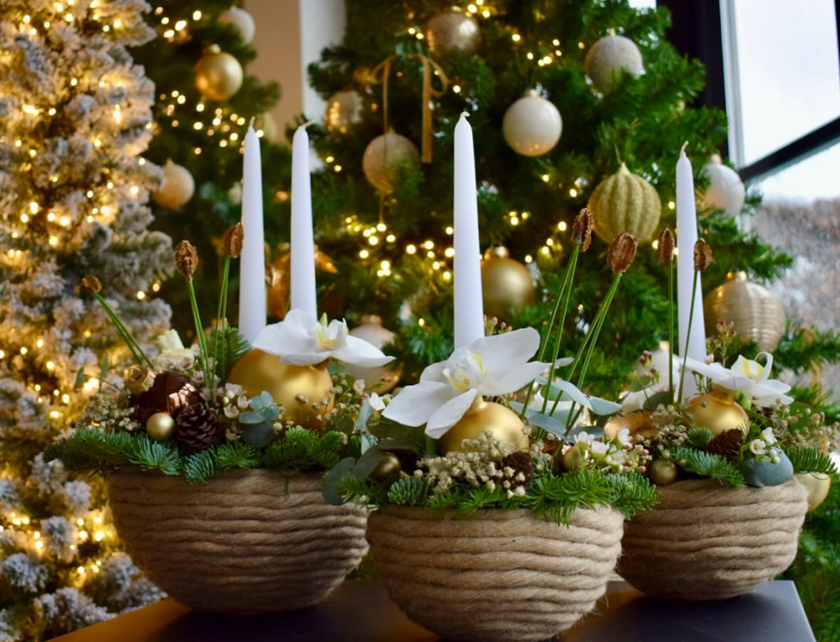 Centres de table « Noël à la corde » : dans quelques minutes, place au dernier atelier de 2023 🥰 #fleursaddict #walhain #artfloral #noel #christmasdecor #agoragroup_ #crauwelspeersbvba