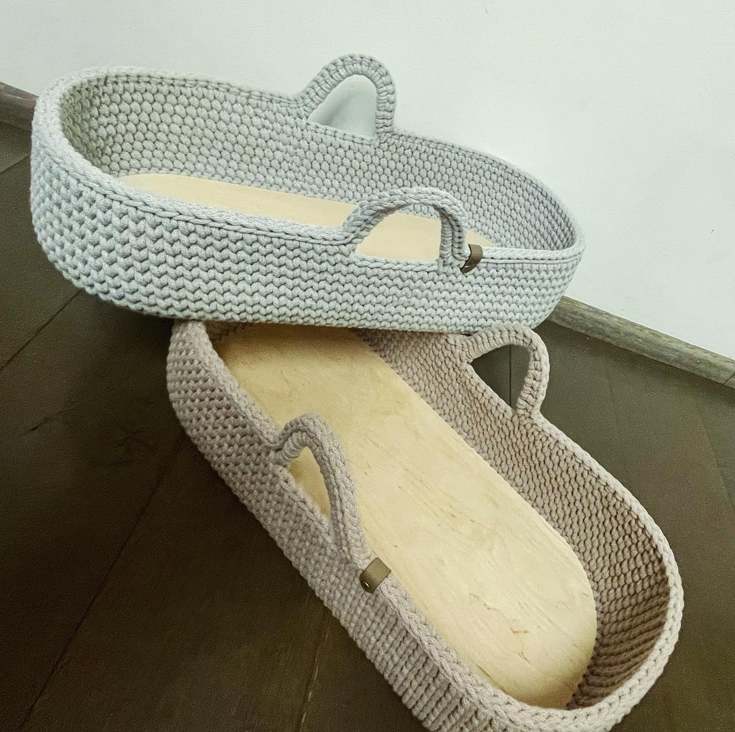 Hätte diese beiden riesen Körbe fast nicht auf ein Foto bekommen 🫣 macht immer wieder Spaß hin und wieder zu häkeln 🥰
#häkeln #häkelkörbe #moseskorb #pupoenkorb #utensilo #crochet #bobbiny #hellobobbiny #diy #handgemacht #austria #österreich #münchendorf #crochetaddict #häkelnmachtsüchtig