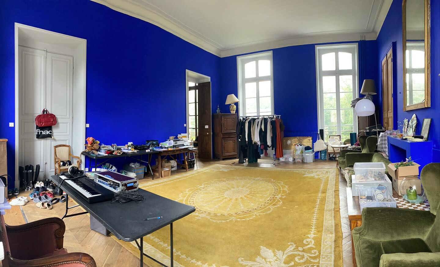 Apres le salon transformé en salon de coiffure et make up, aujourd’hui le salon est devenu salle de répétition, mixage, costumes…
@ombresdessoirs