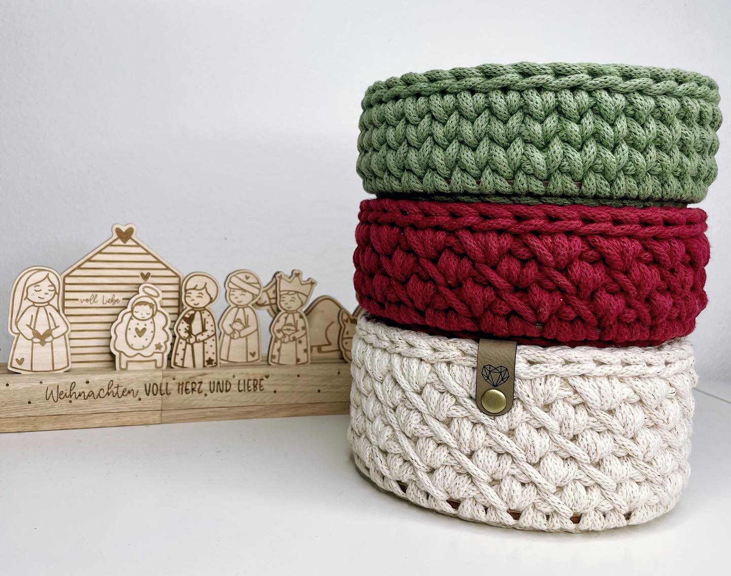 meine absoluten Favoriten zu Weihnachten ♥️
Golden Natural - Wine Red - Eucalyptus
Perfekt für kleine Geschenke 🎁
#häkelkorb #geschenkidee #weihnachten #weihnachtsgeschenke #häkeln #diy #geschenk #korb #utensilo #crochet #austria #österreich #handmade #bobbinygarn #bobbiny #hygge #weihnachtsdekoration