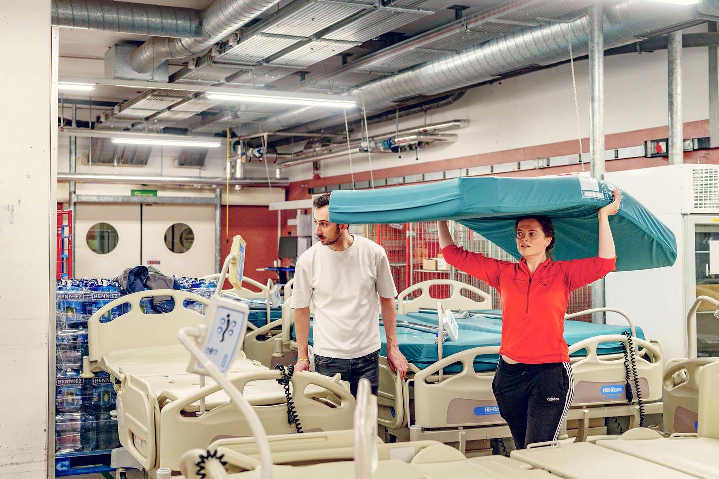 Thanks to the generosity of Geneva University Hospitals @hug_ge and financial support of donors we were able to bring 156 beds to #Ukraine. Transported in three trucks and are destined for eight Ukrainian hospitals in Lozova, Bogodukhivsk, Vovchansk, Chuguyivsk, Balaklia, Izium, Kharkiv and Lviv they will strengthen medical infrastructure.
The reconstruction of Ukraine begins with the recovery of its people. With a donation of CHF 25, CHF 50, CHF 100 or more, you can make this vision a reality. Find a link to donation possibilities in the link in bio or on our website www.zhdu.ch. If you’re located in Switzerland you can donate effortlessly via TWINT. Of course you can also make a classical donation via bank transfer. Thank you so much!
#ZhdU Co-president @matteib has both, roots in Geneva and Ukraine. The neurologist worked at the HUG for three and a half years and currently practices at the Balgrist University in Zürich. @zuerich_hilft_der_ukraine is grateful for the strong institutional partnerships. “The support of the institution is part of the long humanitarian tradition of HUG and International Geneva,” declared Bertrand Levrat, general director of the cantonal hospital.
We thank all donors, volunteers and supporters of our humanitarian organisation for the love and solidarity! 💙💛🚛
📸 © David Wagnières