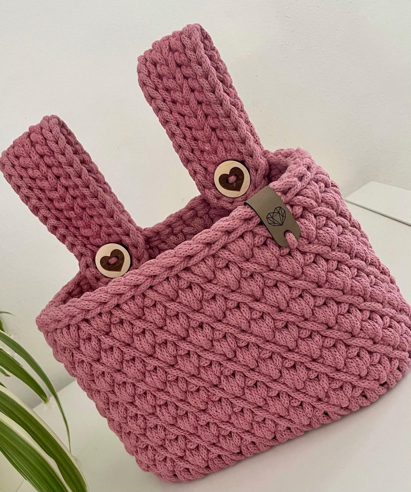 Hier ist ein süßes Hängekörbchen fürs Kinderzimmer oder Badezimmer entstanden .. ☺️ alles Handarbeit 😍 solltet ihr individuelle Knöpfe für eure Körbe brauchen, kann ich diese auch gerne für euch anfertigen!
#hängekorb #hängekörbchen #gehäkelt #häkeln #häkelkorb #diy #austria #knöpfe #kinderzimmer #badezimmer #utensilo #crochet #münchendorf