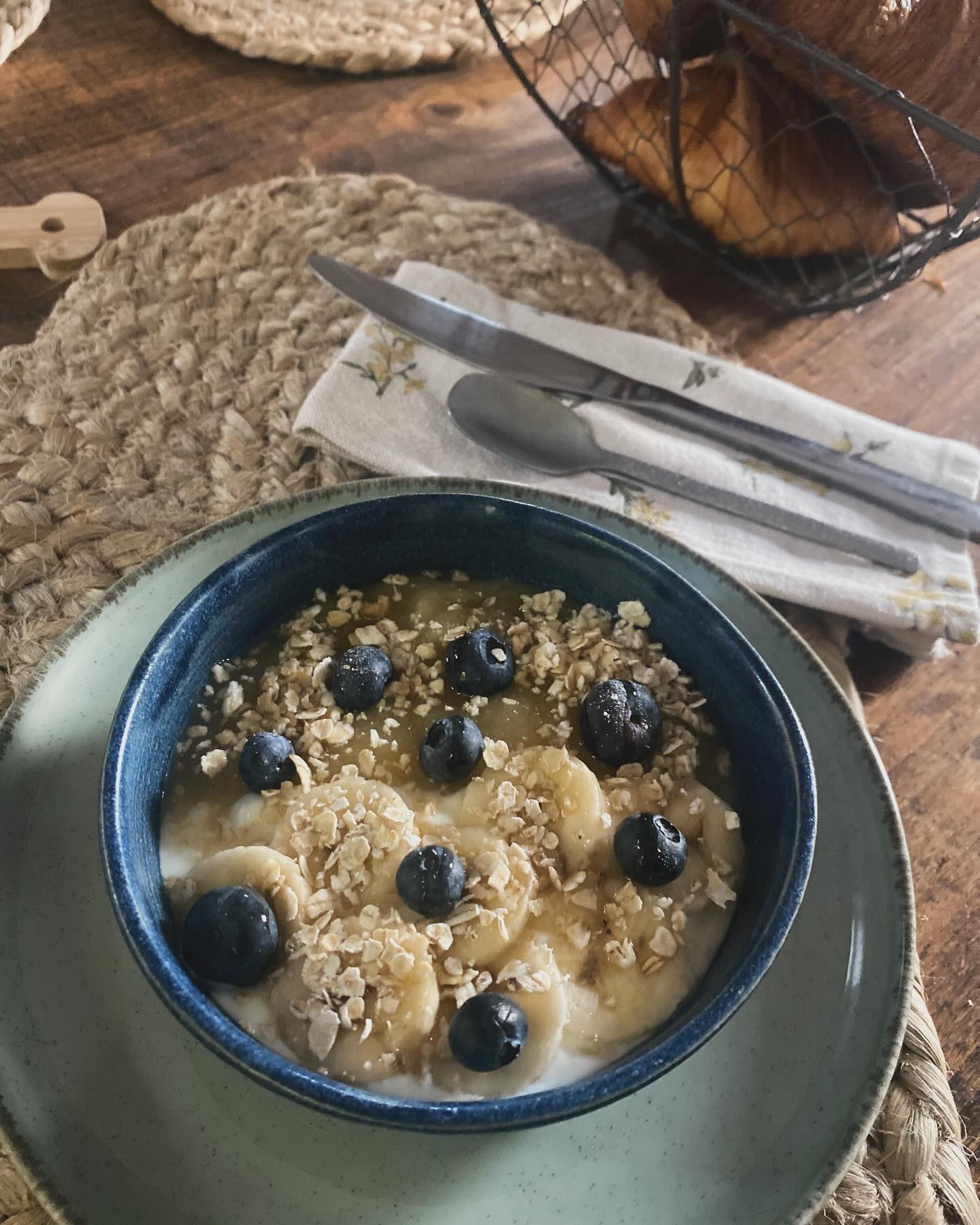 « Encore un matin, un matin pour rien
Une argile au creux de mes mains… »
@jeanjacques_goldman_official @maisonbaudry #breakfast #birchermuesli #healthyfood #foodporn #bedandbreakfast #normandie #rouen #saintpierredemanneville #countryside #fruits #ceramics #instamoment