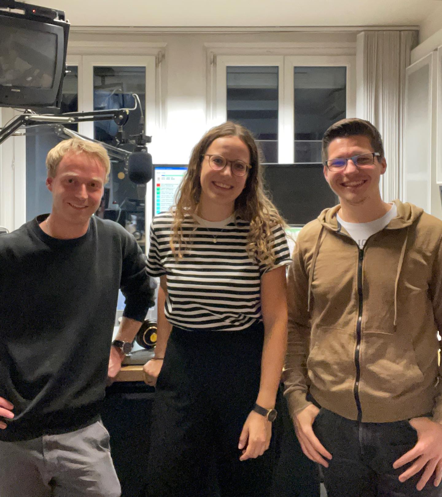 ON AIR 💡
Morgen geht es in der Sendung „Blasmusik mal 3“ von @radioosttirol um die Bläserphilharmonie Osttirol und unsere Teilnahme beim ÖBV-Blasorchesterwettbewerb in Grafenegg. 😄🎶
Luca Dallavia, Moderator und Chefdirigent-Stv. der Bläserphilharmonie Osttirol, hat dazu mit Elena Einhauer aus Tristach und Thomas Veider aus Oberlienz gesprochen. 🙌
Wer also morgen Sonntag, dem 22.10., nicht bei unserer öffentlichen Probe im Thurnsaal um 10:45 Uhr dabei sein kann, sollte um 10:00 Uhr unbedingt einschalten! Zusätzlich wird die Sendung auch am kommenden Donnerstag um 20:00 Uhr wiederholt. 😉
#sinfonischeblasmusik #bpho #osttirol #radioosttirol #radio #osttirolbergtirol #blasmusikverbindet #oebv #oesterreichischerblasmusikverband