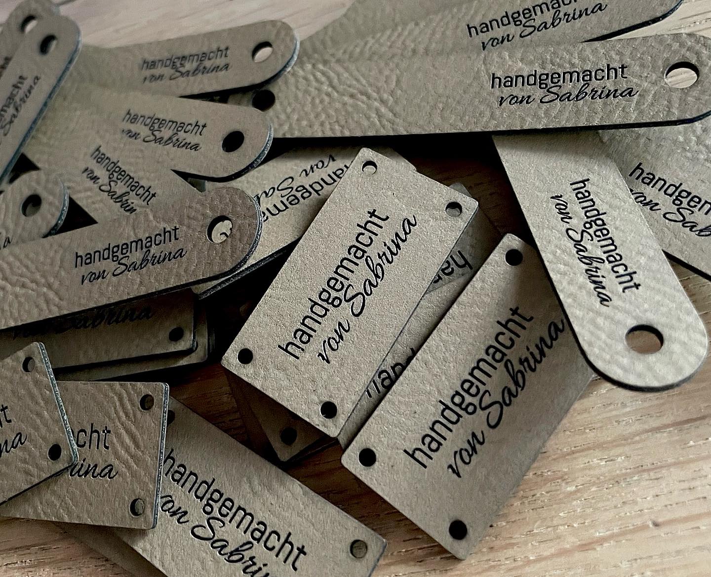 ich liebe Labels 😍 die bekommt ihr bei mir in vielen verschiedenen Formen und Größen - passend zu deinen selbstgemachten Arbeiten .. hoffe du hast viel Freude Sabrina @handgemacht_von_sabrina 🥰
#labels #personalisiert #diy #personalisiertelabels #austria #bobbiny #häkeln #selbstgemacht #nähen #stricken #crochet #knit #crochetlover #macrame #macramemakers #österreich #handgemacht