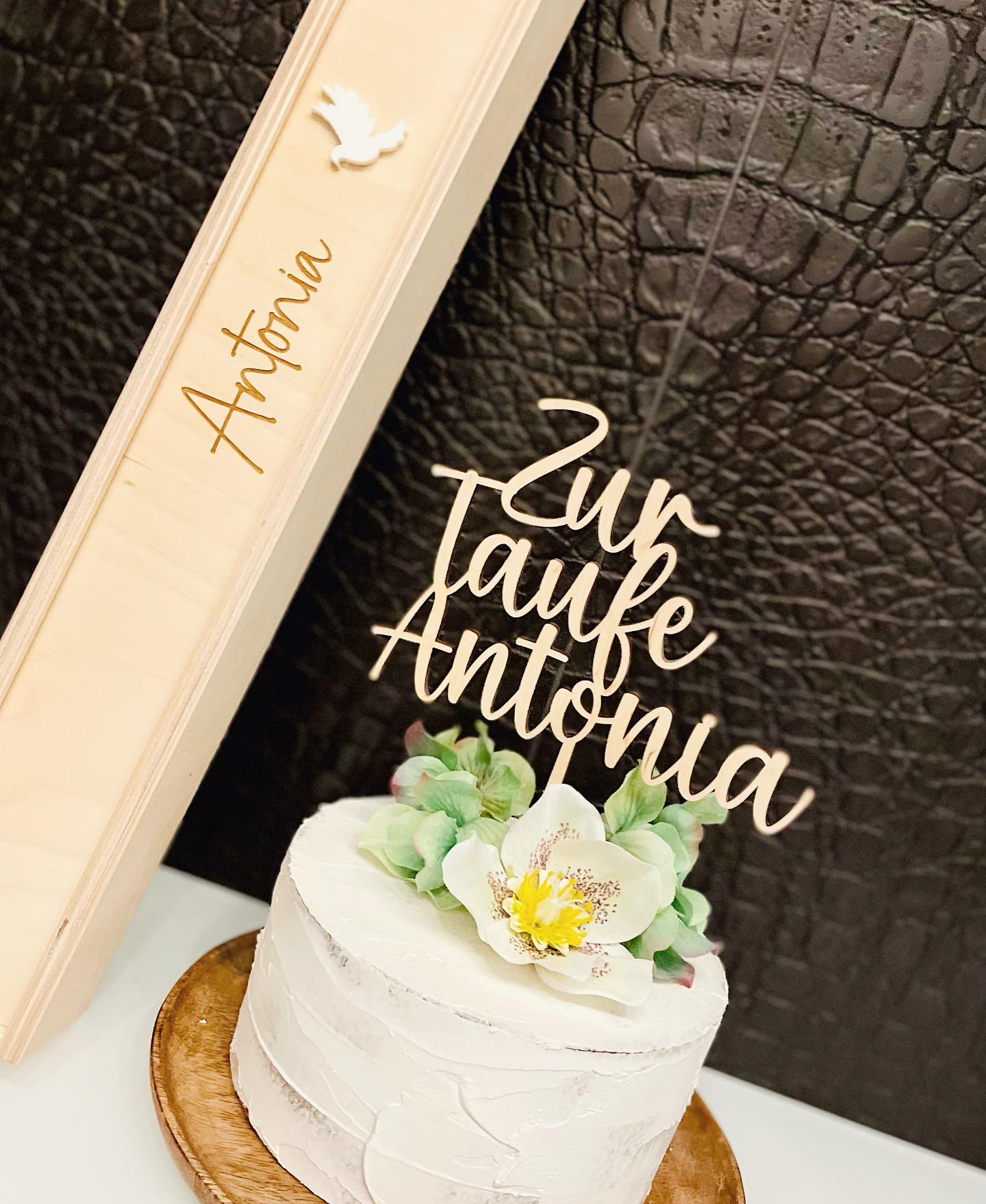 für die Taufe der süßen Antonia gibt es einen Caketopper und eine Taufkerzenbox ❤️
#caketopper #taufe #taufkerze #taufkerzenbox #personalisiert #diy #taufdeko #taufen #tortendeko #kerzenbox #austria #österreich #franzicraftsdiy