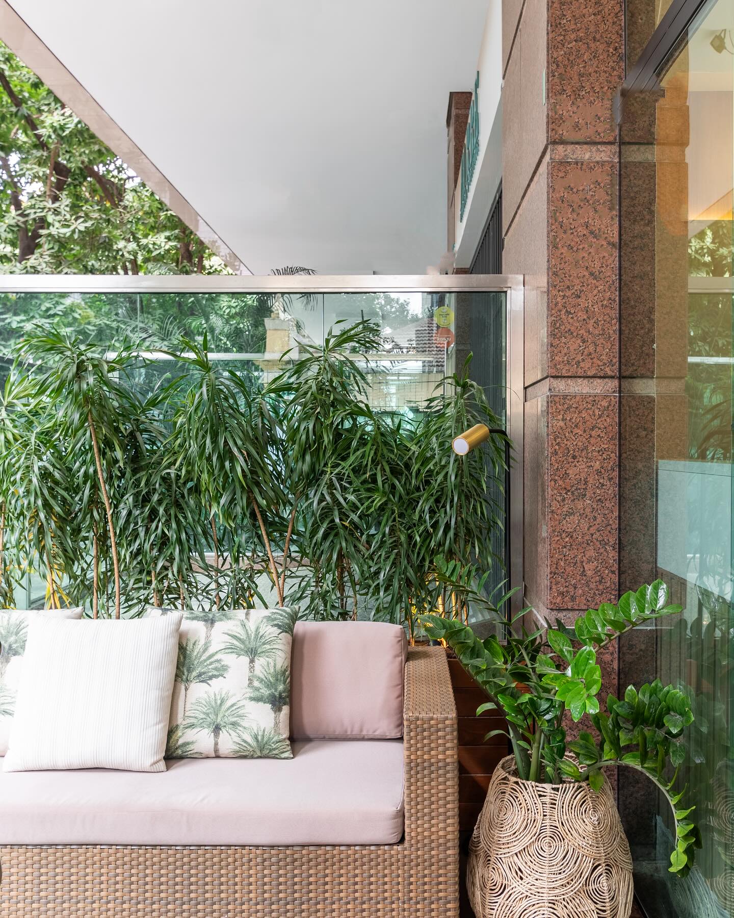 Na entrada deste salão de beleza, apostamos na combinação de sofás e poltronas confortáveis e vegetação, criando um ambiente mais acolhedor e agradável. O resultado? Um convite irresistível para relaxar e se sentir bem desde o primeiro momento! 🌿✨ #TransformaçãoDeEspaços #DesignDeInteriores #AmbientesAgradáveis"
📸 @paulabrant.fotografia