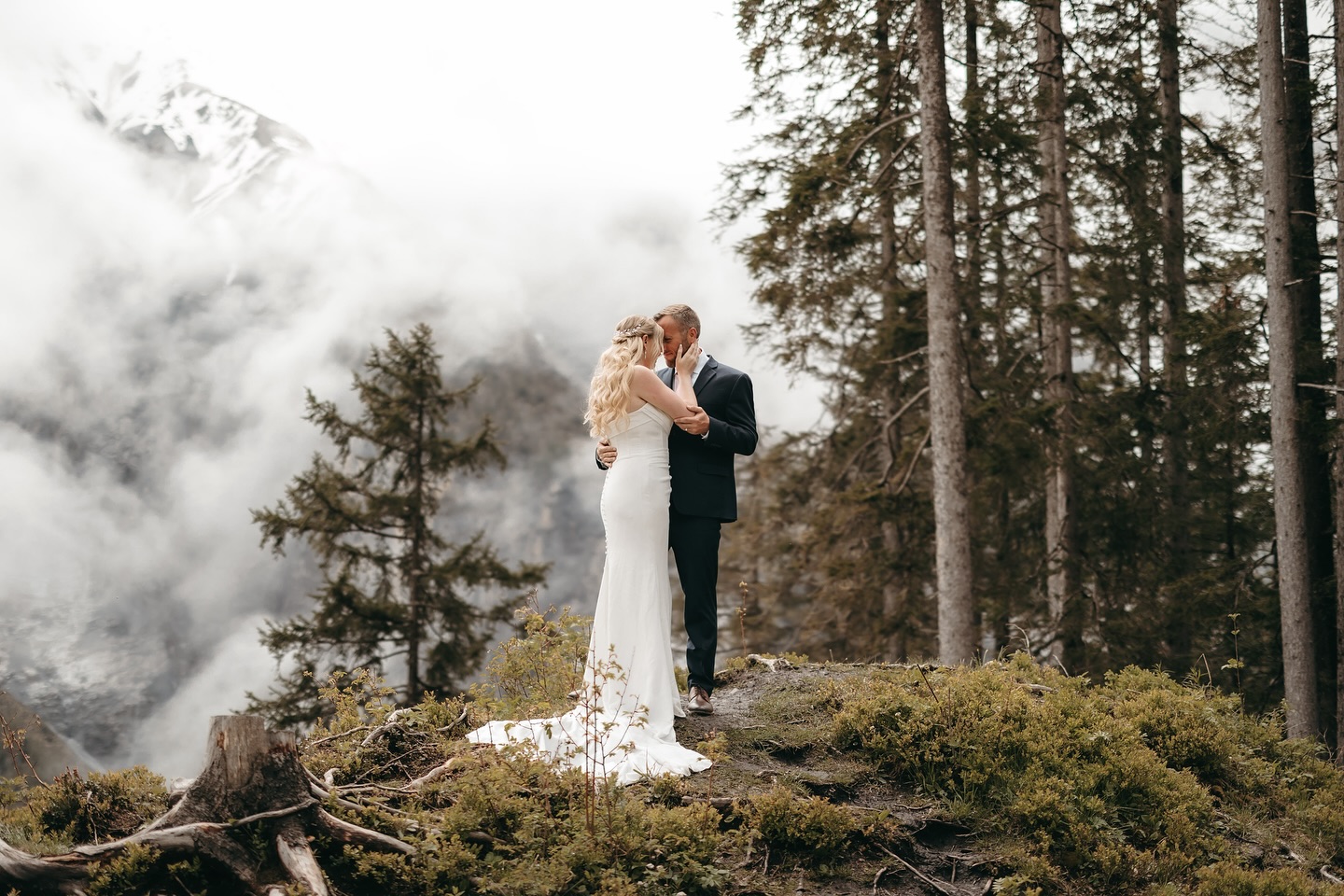M+M came from the US to elope in the beautiful swiss mountains. The special blue of its lakes, the breathtaking alps and the typical spring fog are the perfect combination for their everlasting memories in the form of pictures. Thanks a lot for trusting me for your adventure!
Drone: @davidovelvet
Make up and hair: @flor_bustos_makeupartist @lilien_brautschmuck
Planning: @elopementinthealps
#elopeinswitzerland #elopementinswitzerland #elopeineurope #elopementineurope #elopementinspo #elopementphotography #elopementphotographer