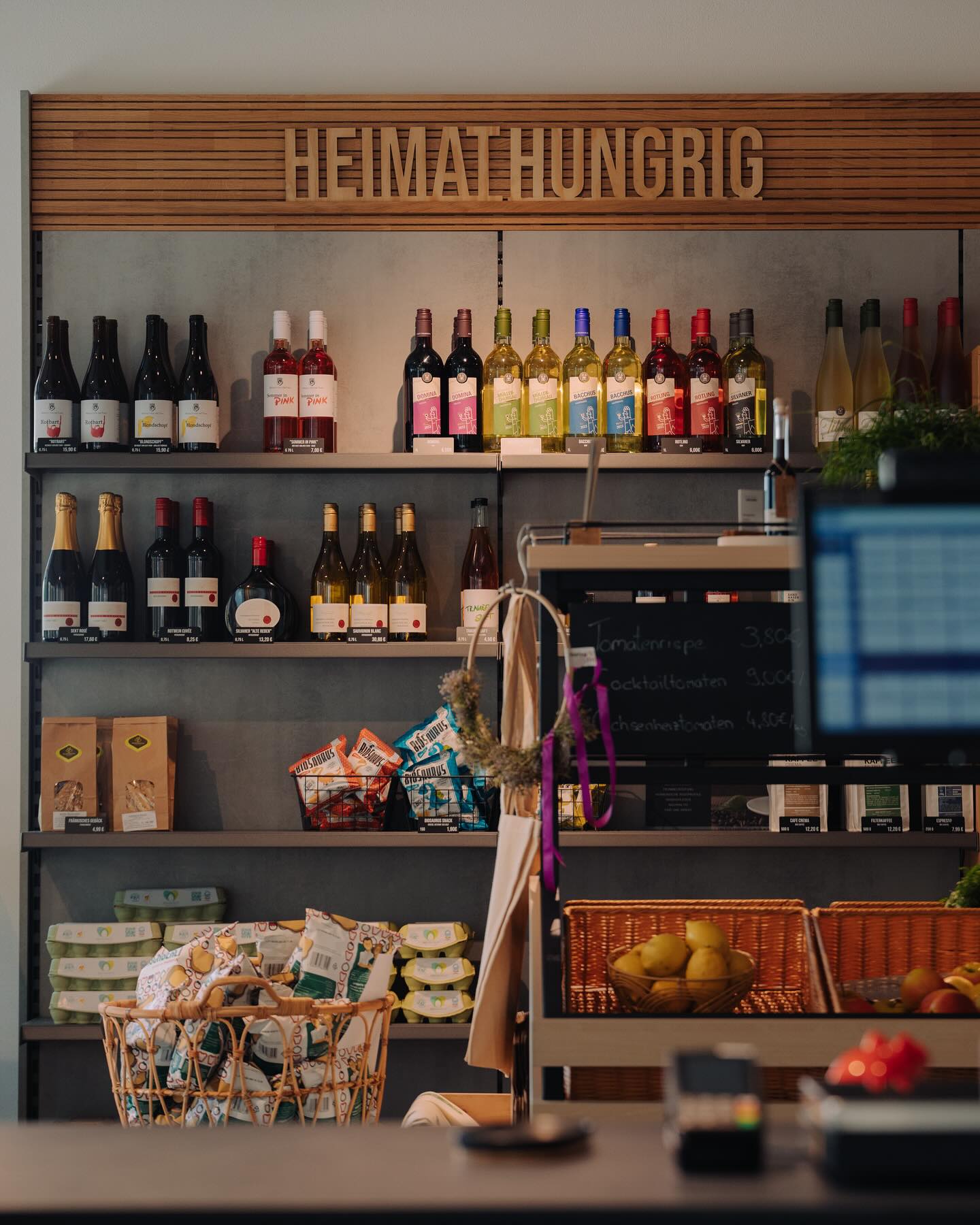 Heimathungrig Hofladen & Café 🧡
In unserem Hofladen findest du nicht nur frische, regionale Produkte, sondern auch das besondere Etwas: Nachhaltigkeit, Qualität und Geschmack – direkt aus der Region! 🌿🥕🍇
Egal ob saisonales Obst und Gemüse, köstliche Weine oder lose Naturprodukte – bei uns ist alles frisch, nachhaltig und mit viel Liebe ausgewählt. 💚
Besuche uns und erlebe, wie gut regionale Lebensmittel schmecken können und genieße nach deinem Einkauf noch einen Kaffee auf unserer Sonnenterrasse ☀️
Danke an @larissa.seufert für die Bilder ❤️
#regional #hofladen #nachhaltigkeit #vomfeldzumtisch #frischundregional #heimathungrig
