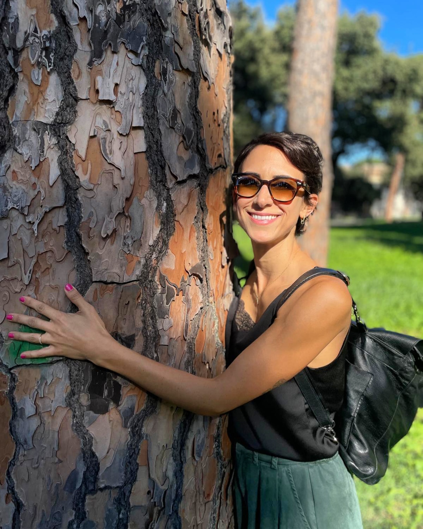 Hai bisogno di scaricare lo stress?
Un esercizio semplice per trasformare il tuo stato d’animo.
Lo scorso weekend ho partecipato al festival di #Naturarte a Trevignano Romano, dove ho offerto trattamenti di auricoloterapia gratuitamente.
È stata un’esperienza bellissima e ho incontrato persone favolose.
Ma mi ha colpito quante persone mi abbiano chiesto aiuto per l’ansia e lo stress.
Questo mi ha fatto riflettere su quanto siano comuni questi stati d’animo, anche tra chi pratica yoga, meditazione o segue uno stile di vita sano. Viviamo in una società che ci spinge a ritmi frenetici, e non sempre è facile mantenere l’equilibrio.
Così, ho pensato di condividere un esercizio di grounding che è semplice ma estremamente efficace. Spero possa aiutare anche te a scaricare le tensioni in modo naturale.
Anche pochi minuti possono fare la differenza, ma idealmente fallo per 10-15 minuti.
Ecco i passi per il grounding:
1. Esci all’aperto: giardino, parco, spiaggia… ovunque ci sia natura. Se non puoi, anche una pianta in casa va bene.
2. Togliti le scarpe e senti la terra sotto i piedi. Se non puoi stare scalzo, appoggia le mani su un albero o una pianta.
3. Immagina delle radici che partono dai tuoi piedi (o mani) e si estendono profondamente nella terra, creando un legame solido e sicuro.
4. Quando ti senti radicat@, respira in modo regolare (es. 4 secondi di inspiro e 4 di espiro) e visualizza le tue preoccupazioni, ansie, rabbia e tensioni che scendono giù attraverso le tue “radici”, per essere trasformate dalla terra.
5. Poi, inspira tramite le radici pace, forza, calma o qualunque qualità di cui senti il bisogno in questo momento.
6. Continua per alcuni minuti, finché non ti senti più centrato e tranquillo. Non preoccuparti se senti di avere molto da scaricare: la terra è qui per accoglierti e sostenerti ❤
Prova a farlo almeno due volte a settimana, o più spesso se puoi!
Fammi sapere come va!
Alla vostra salute e benessere, in mente, corpo e spirito ✨💗
Un abbraccio,
Teressa
#meditazione #rimedinaturali #addioansia #terapiaolistica #antistress #connecttotheearth #medicinacinese #paceinteriore #salutementale #groundingtechniques