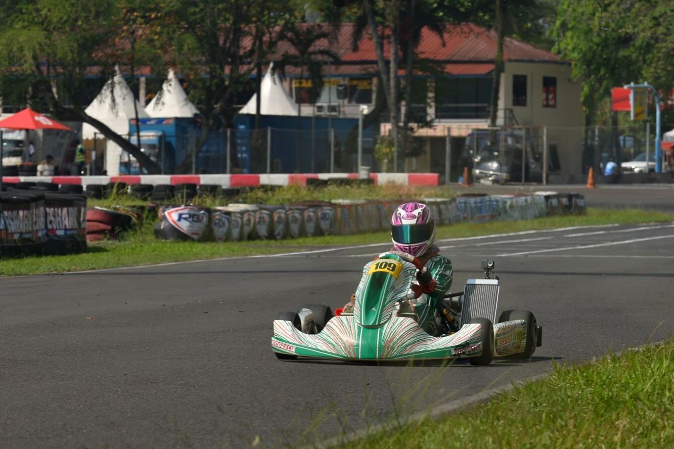 A crazy weekend at @sentulkartingcircuit for the final round of ROK Cup Asia 2024! After a big crash in Friday practice left me in extreme pain in the ribs. I made the decision to continue on with the race in an attempt to keep 3rd in the championship. Although in pain we managed to get decent points and secure 3rd in the championship. It’s unfortunate that I was not able to have a proper fight in the championship and try to defend my championship last year but this is all part of racing and we need to move on to my next race at the brand new @lylcircuit in @kualalumpurcity for the final round of the @iameseriesasia championship where we hope to be able to fight for the championship victory. Thanks again to @morghan_fireball for all his support in helping me make sure I was the most comfortable I could be in the kart. Thanks to my amazing mechanic Ericson for always checking up on me to make sure I was ok. And of course a big thanks to @mikkonassi from @fullfocusracing for helping me and giving the best advice to make sure I healed as best as possible. Also thanks to MFA racing and @muhammad_race for helping me with getting everything I needed to be in the best shape possible and thanks for taking me to the hospital and being with me every step of the way. Not the weekend we wanted but we’ll come back stronger next time! 💪