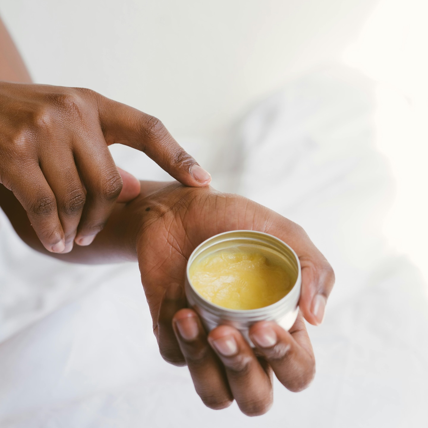 Experiencing dryer skin during these winter months? Remember to moisturise your skin to reduce the itch. Using a natural and organic product will support your skin health 🍃🍊