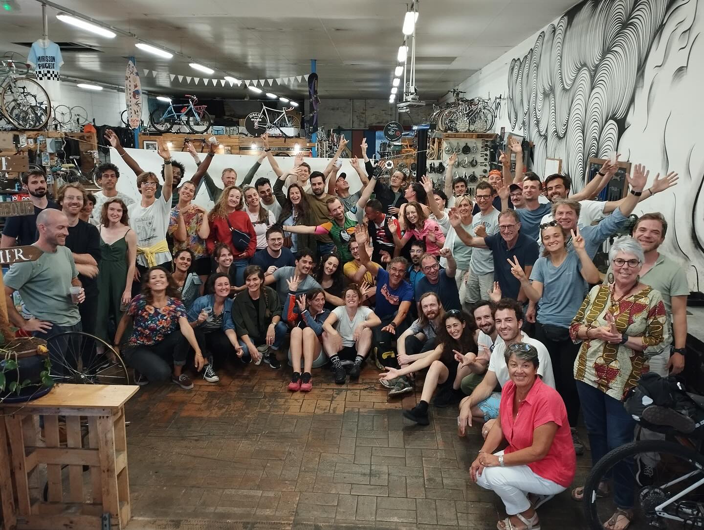 On continue les remerciements avec les autres partenaires qui nous ont suivi et fait confiance pour cette Clacyclo Basque. Un grand merci à eux !
@carnetsdav pour les hors séries « voyager à vélo », très intéressant !
@pierre_oteiza pour les succulents produits offerts au meilleur cuisinier de la Clacyclo basque 🤣👨🍳
@tousenselle.eu déjà partenaire sur une précédente édition, pour les bidons offerts à certains valeureux clacyclistes
@la_vie_est_belt partenaire du Nord, on adore toujours autant les portes clés réalisés à partir de pneus de vélo 🤩
@visitbayonne pour les guides de tourisme
@enpaysbasque_euskalherrian pour les visites guidés et entrées, qui ont récompensés plusieurs clacyclistes !