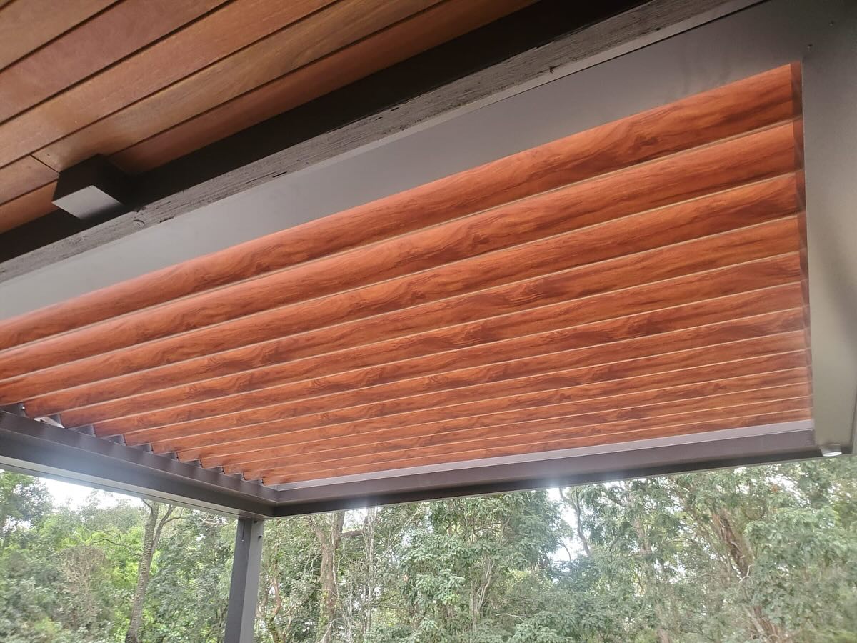 ☀️ Stunning Wood-Grain Finish! ☀️
Check out the wood-grain finish on this Vergola! 😍✨ With about 30 finishes to choose from, you can find the perfect match for your outdoor space. Each one comes with a base colour powder coat and a baked grain film on top, offering both beauty and durability. 💪🌿
And the best part? This process comes with a 20-year warranty! 🙌🏽
#DesignInspiration #WoodGrainFinish #VergolaBrisbane #OutdoorLiving #BalconyTransformation #HomeImprovement #FamilyHangout #BrisbaneHomes #ShadeAndShelter #MotorisedLouvreRoof #Vergola