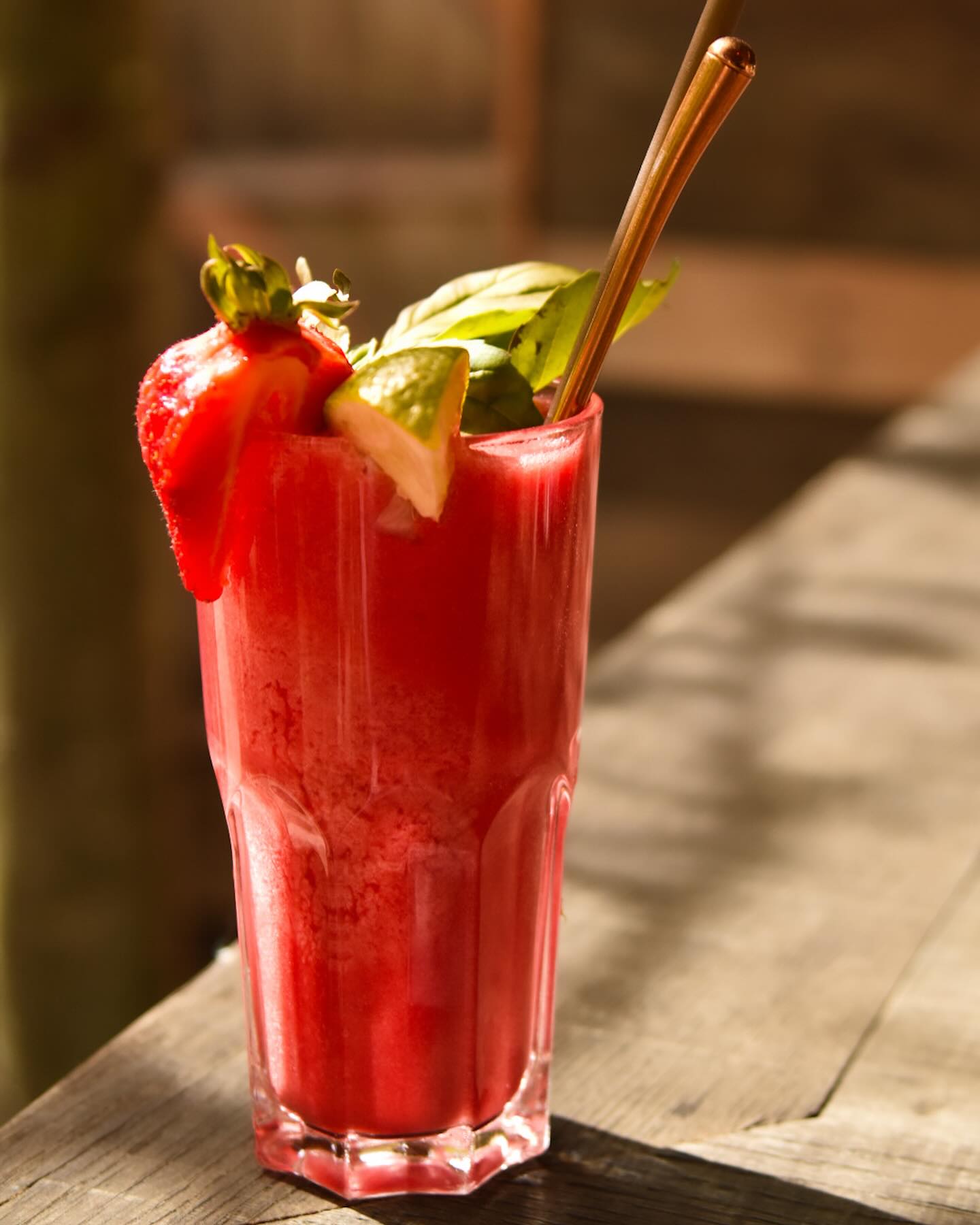 SMOOTHIES 🍓 LOVERS
Le soleil dans un smoothie ! Chez Édouard , on travaille avec des produits frais et de saison. Deux smoothies à la carte en ce moment.
* KISS ME fraise - framboise - basilic
* FEEL GOOD fraise - banane - orange
🍓🍊🍌🍃
Alors , vous venez les tester ?
▪️▪️▪️▪️
#smoothie #smoothielove #sunisback☀️ #eatgoodfeelgood #kissme #redfruits #healthysmoothies #healthylifestyle #strawberry #strawberries #edouardgardencafé #durbuy #durbuybelgium #visitdurbuy #outsidebar #gardencoffee #healthychoice #colorfull @durbuy_commerces @durbuyvieilleville