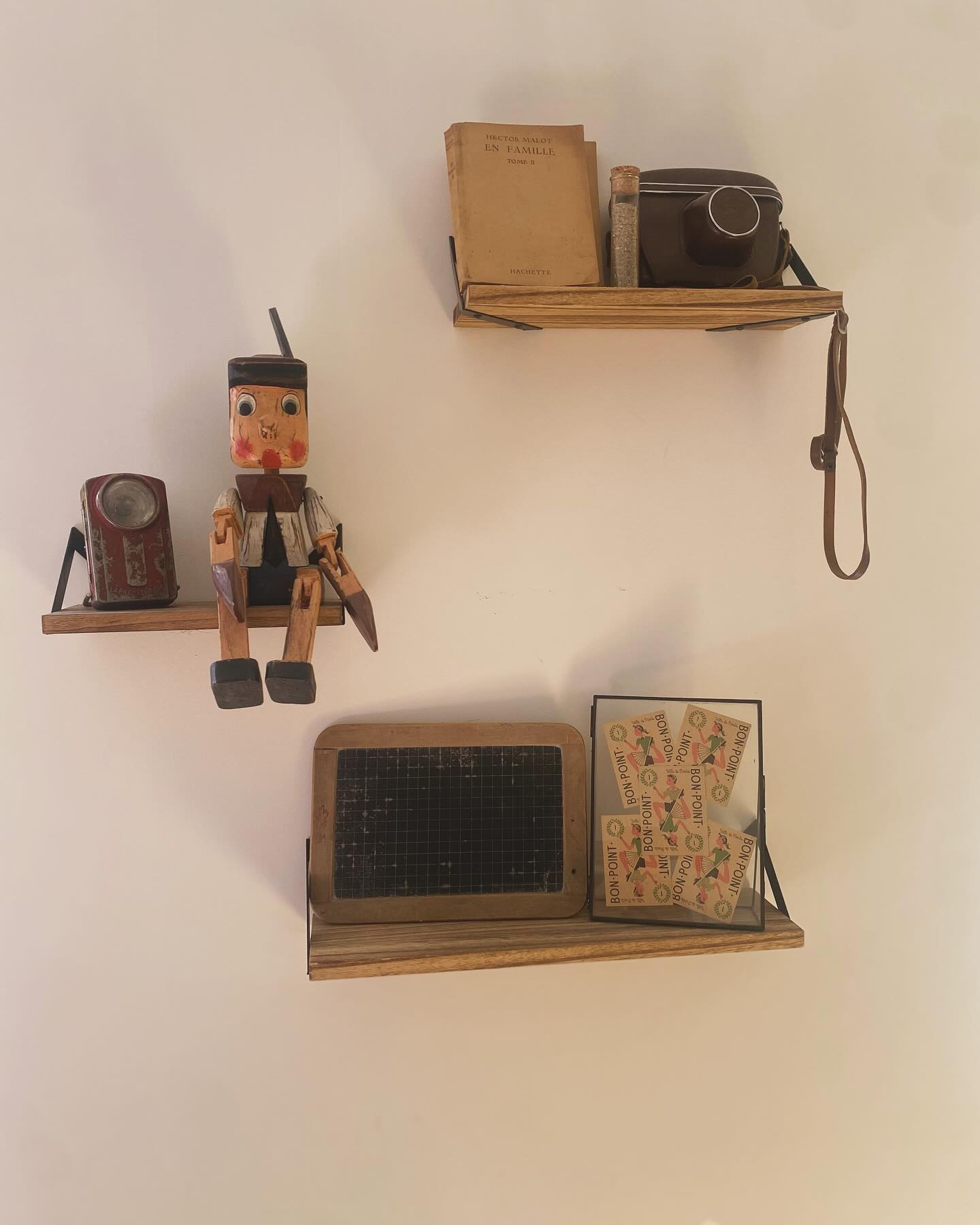 Garder son âme d’enfant afin de continuer à s’émerveiller de toutes les petits choses de la vie.
C’est un peu l’esprit du Refuge de Charlie, un séjour dans une douce nostalgie…
#decoration #interiordetails #vintage #brocante #maisonrenovation #maisondecampagne #bedandbreakfast #maisondhotes #normandie #seinemaritimetourisme #pinocchio #bonpoint #nostalgic #instadecor