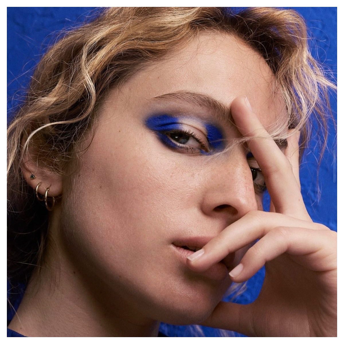 Blue Eyes 💙 @violette_fr @lucienpagescommunication #violettefr #lucienpagescommunication #beauté #makeup #magazine #showcasemagparis