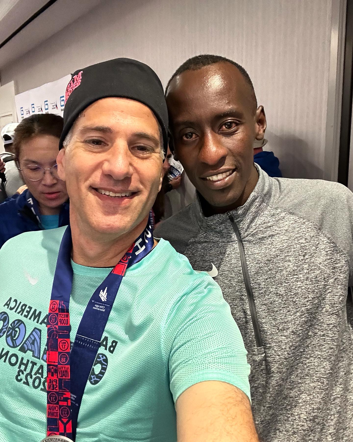 Gracias a @abbottglobal y @ensurecadr tuve el grandísimo honor de conocer en persona al corredor de maratones mas rapido del mundo @kelvin_kiptum_ y la dicha de haber participado en el Maratón en que logró esta marca @chimarathon
⠀⠀⠀⠀⠀⠀⠀⠀⠀
Mi impresión de @kelvin_kiptum_ es de una persona humilde, sencilla y de pocas palabras. Es el hombre que por su edad y herencia genética tiene el potencial de romper las icónicas dos horas del maratón. Y creo que esto lo veremos pronto, en menos de 2-3 años.
Agradecido por esta maravillosa experiencia.
⠀⠀⠀⠀⠀⠀⠀⠀⠀
#EnsureAdvance
#LifeToTheFullest
#MaratónDeChicagoConEnsure
#AbbottWMM
#AD
@sdcorre