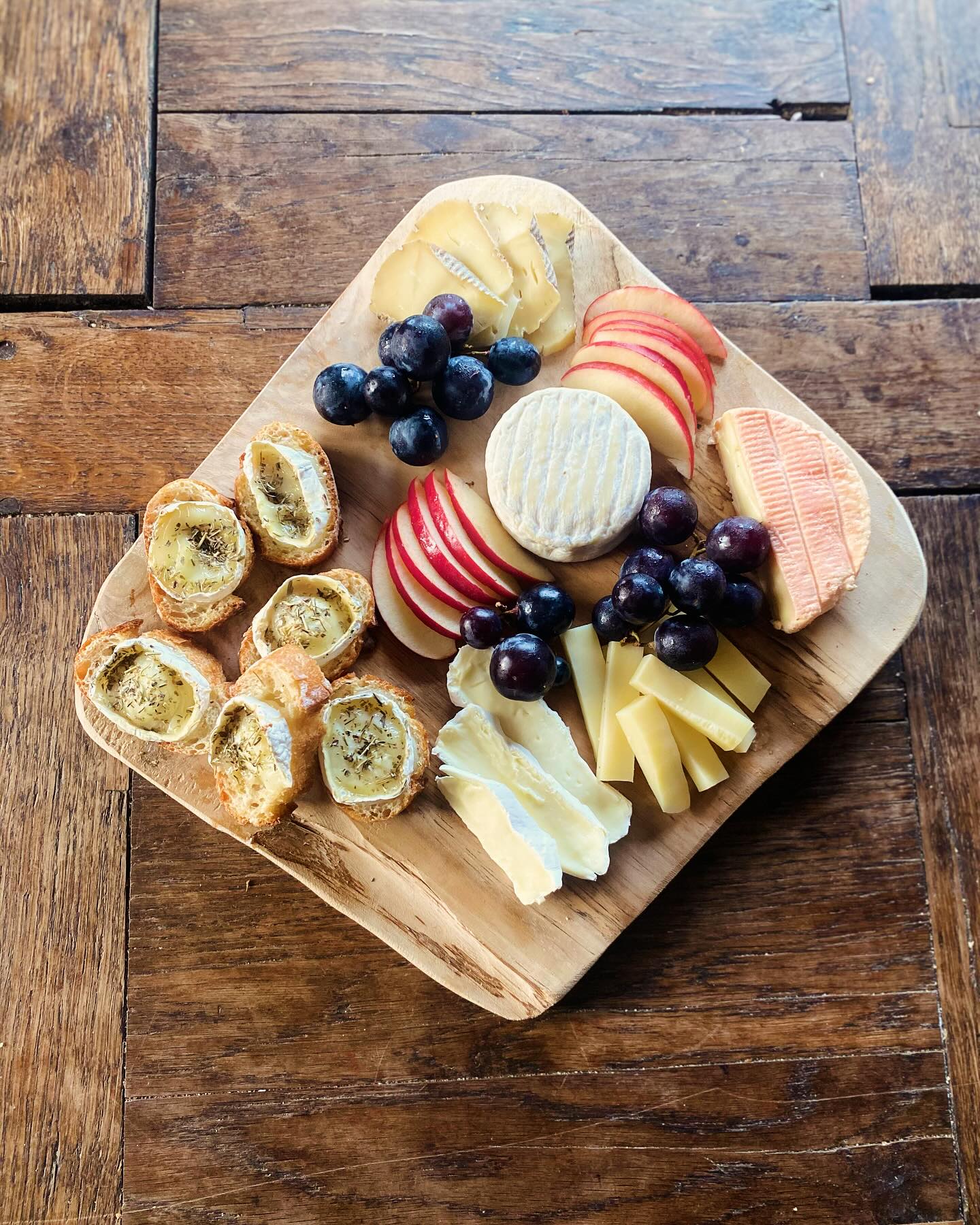 Une petite planche tout en douceur et en gourmandise pour un dimanche soir ensoleillé 🌞
#cheeselover #foodporn #normandie #fromages #planchesapero #bois #wood #bedandbreakfast #endofholidays #instafood #instamoment