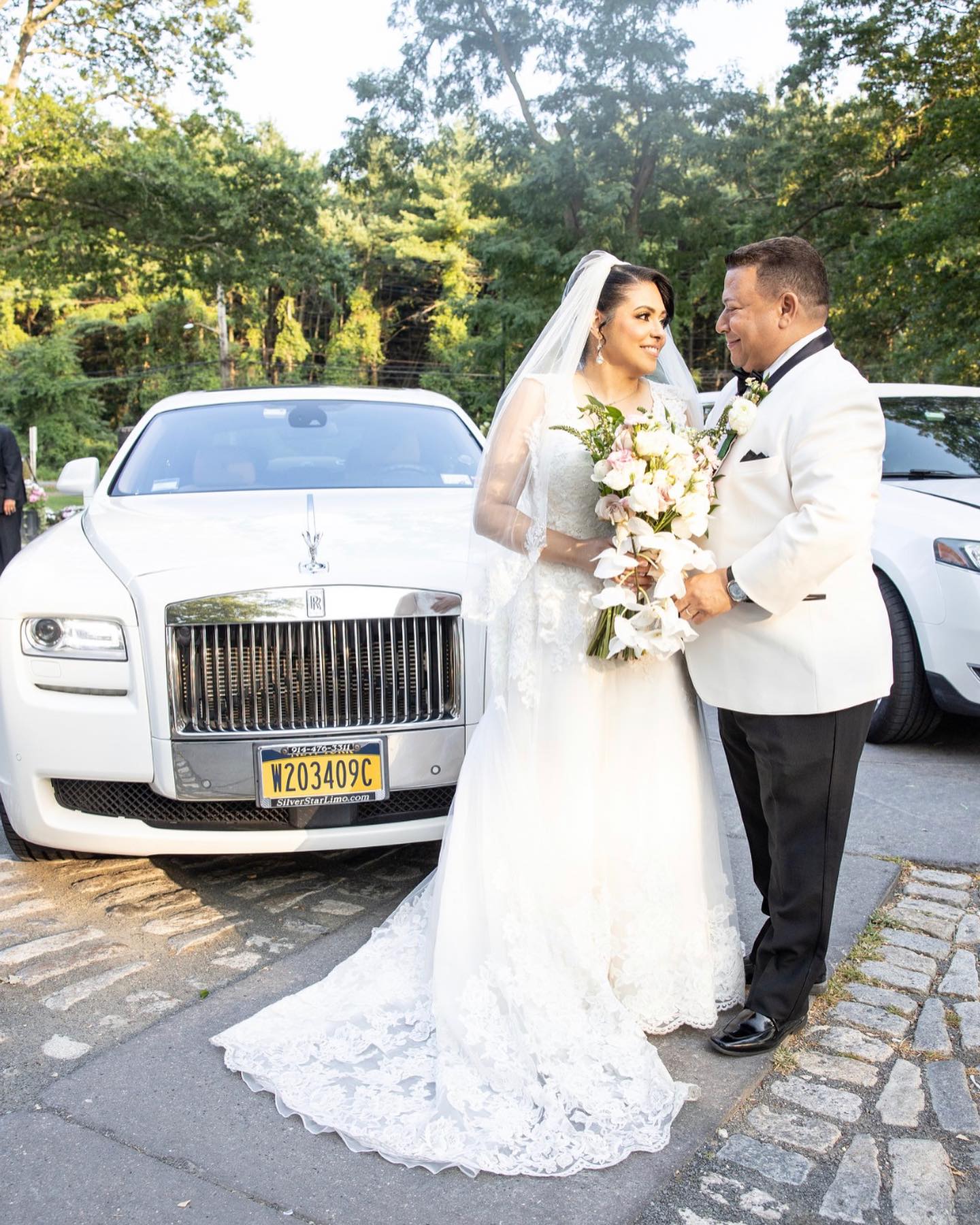 A classy car for a classy couple…✨. 💐@sun_moon_planning. 📸 @eastriverphotographer
💺@silverstartlimousine
