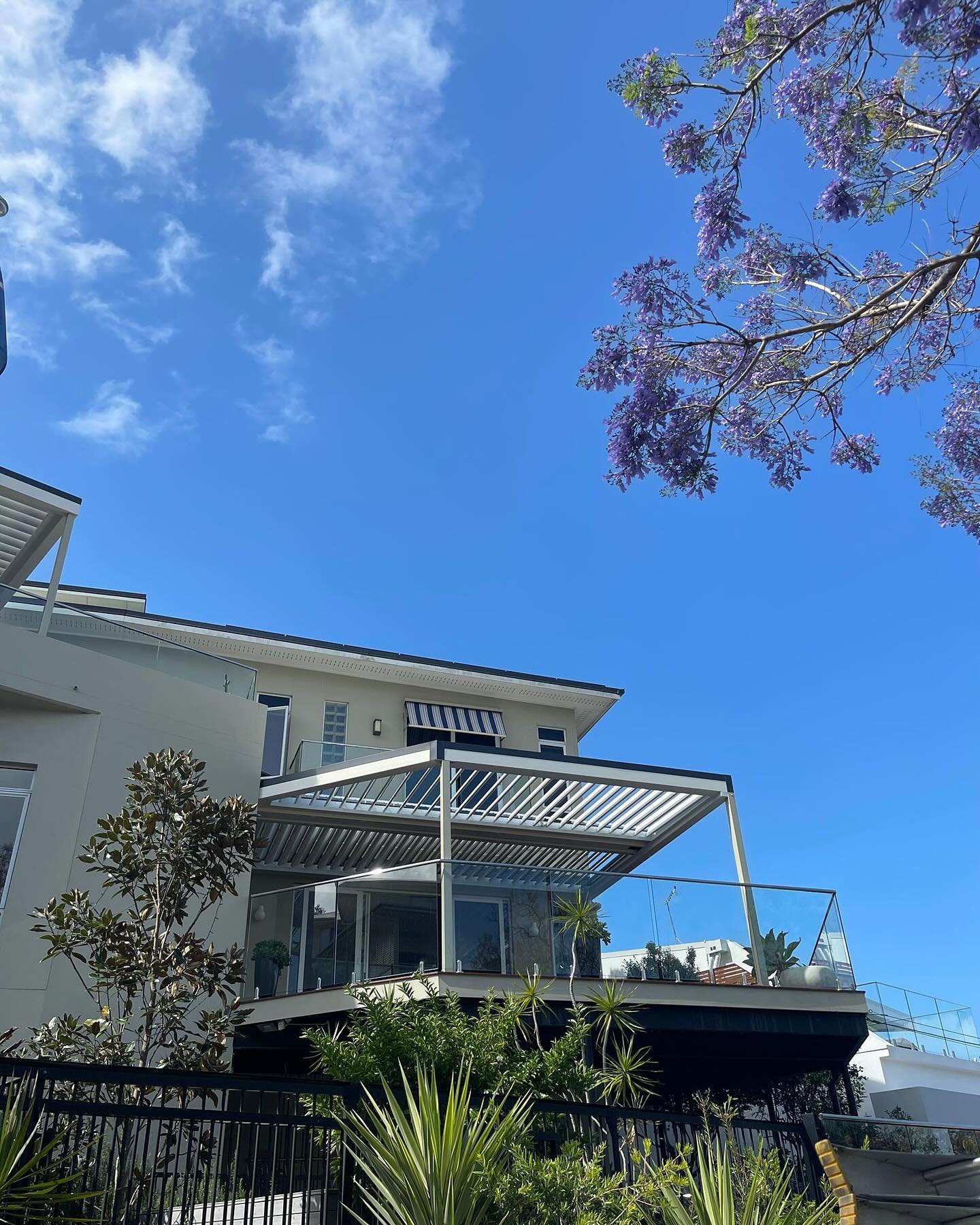 ✨ Transform Your Balcony into the Ultimate Family Hangout Spot with Vergola Brisbane! ✨
Check out this stunning transformation of a large balcony in Brisbane! Our motorised louvre roof allows you to enjoy an outdoor space all year round—whether it’s sunny or raining—by simply pressing a button. ☀️🌧️
Create the perfect outdoor retreat for the whole family to relax, unwind and make lasting memories.
👷🏼♂️ Ready to enhance your home? Visit vergolabrisbane.com.au or call (07) 3341 820 👷🏼♂️
#VergolaBrisbane #OutdoorLiving #BalconyTransformation #HomeImprovement #FamilyHangout #BrisbaneHomes #ShadeAndShelter #MotorisedLouvreRoof #Vergola