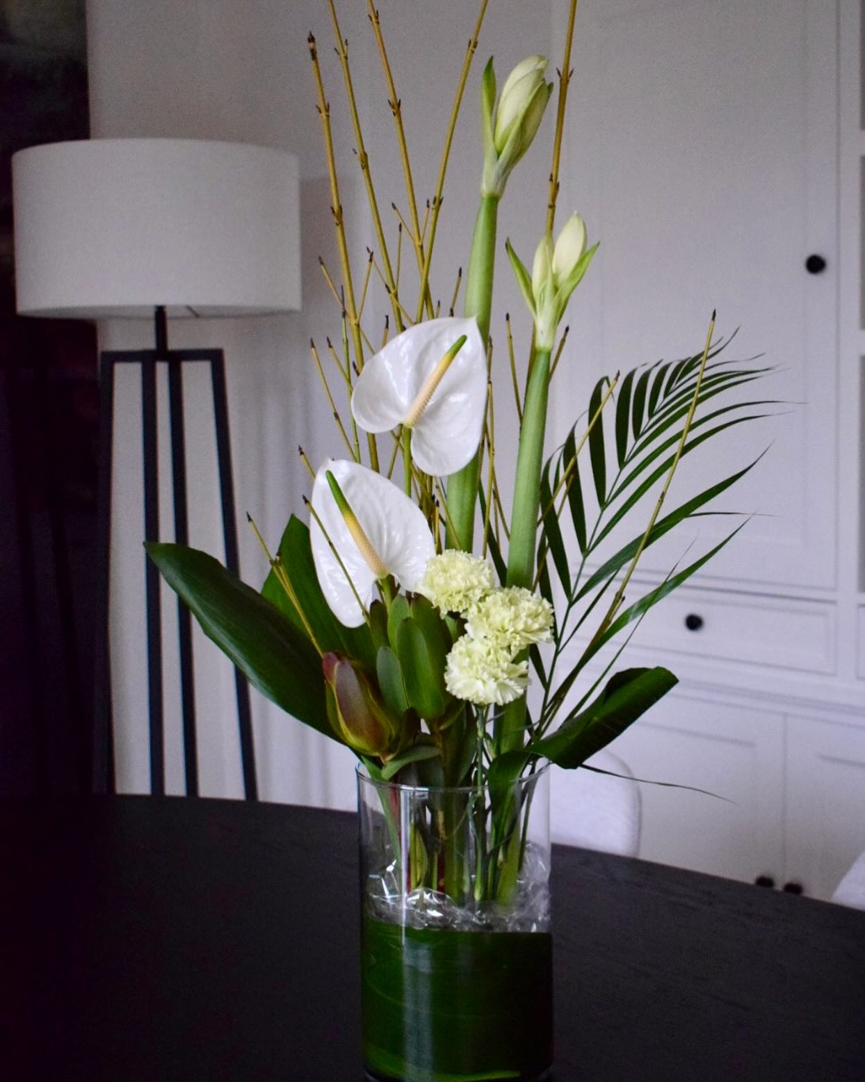 Reprise des ateliers en ce début 2024. Je vous proposais une composition « En Hauteur ». #amaryllis #anthurium #crauwelspeersbvba #agoragroup #fleursaddict #walhain #artfloral