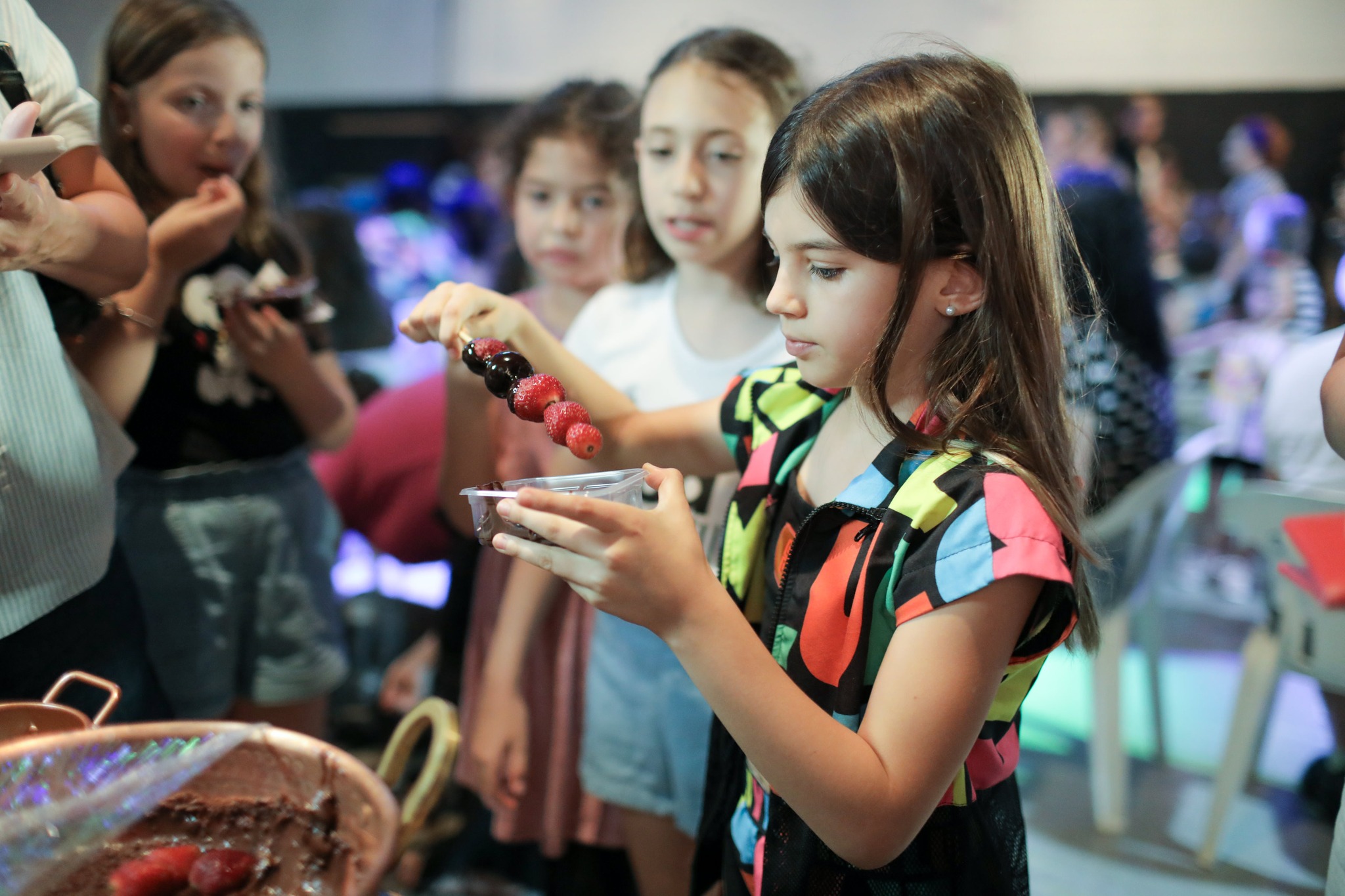 🤔 A Feira Flua Cultura é também para as crianças? SIM!
Se liga nessa programação especial para os pequenos:
⏰ 16h - Interação Artística do grupo Primavera Jataí (@primaverajatai)
⏰ 17h30 - O MELHOR SHOW DO MUNDO...na minha opinião, com Palhaço Ritalino (@palhaco_ritalino)
⏰ 18h - Show com Banda Beca Brinca (@bandabecabrinca)
Com certeza elas irão brincar, dançar, cantar e se divertir à beça 🎉
E ainda teremos muitas opções de comidas suculentas e saudáveis para toda a família!!
Não esqueça: dia 08/12 na Concha Acústica de Londrina.
A Feira Flua Cultura em comemoração aos 90 anos de #londrina vai ser DEMAISSSS!
-
A “Feira Flua Cultura” é uma realização do Governo Federal através do Ministério da Cultura e da Fundação Cultura Artística de Londrina - Funcart, com patrocínio da Lei Paulo Gustavo, viabilizado por meio da Secretaria de Cultura de Londrina, produção do coletivo Flua Cultura e apoio da Rádio UEL FM e do Projeto Banda Nova Funcart.
#feirafluacultura #musicalondrina #fluacultura #londrinense #londrinacultura #artelondrina