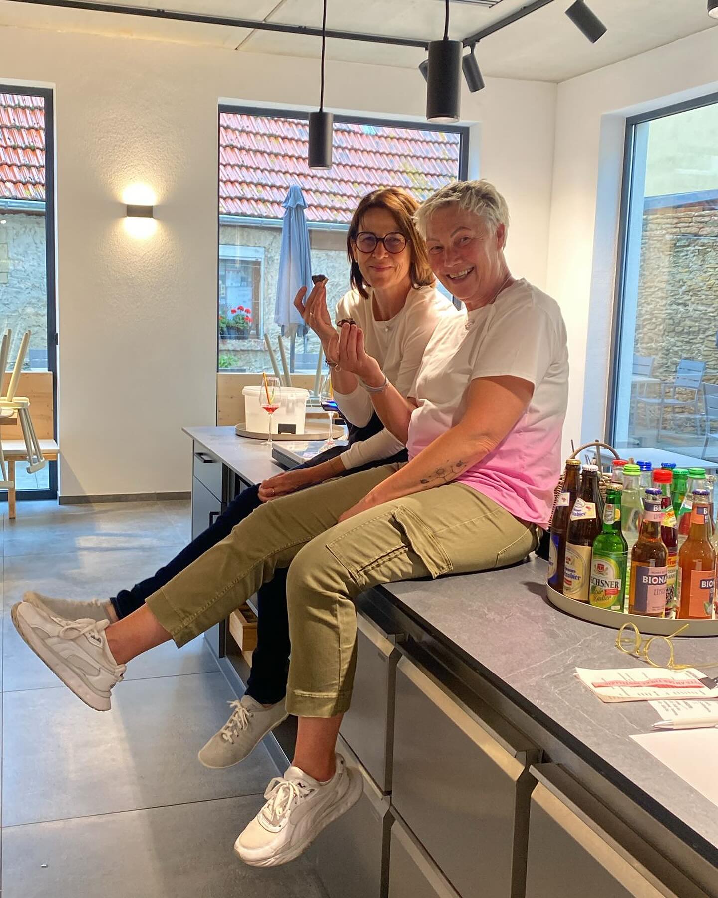 Vielen Dank an alle Heimathungrig Fans🍀🫶-ihr habt uns gestern beim letzten Sommer Samstag wirklich den Laden „gerockt“!
So viel positives Feedback von euch allen macht uns mega stolz 🙃
Einen besonderen Dank an Sibylle - du bist klasse.
Ganz routiniert ist noch Opa Manfred eingesprungen und hat uns unterstützt.
Meine Kuchenback-Mädels haben perfekte Kuchen und Torten für unsere Theke gebacken.
Danke euch allen - jeder einzelne von euch ist ein Herzstück von Heimathungrig.
Euch allen noch einen schönen sonnigen Sonntag 🍀☀️😎 #bio #regional #Superfood #vegan #biozertifiziert #gesund #vitamine #franken #foodphotography #heimatliebe #kauflocal #eisen #familie #aronia #likör #saft #deutschland #startupbusiness #nachhaltig #supportsmallbusiness #supportyourlocal #sanddorn #kürbis #geschenkideen #trockenbeeren #familienbetrieb #nachhaltigkeit #trüffel #hofladen